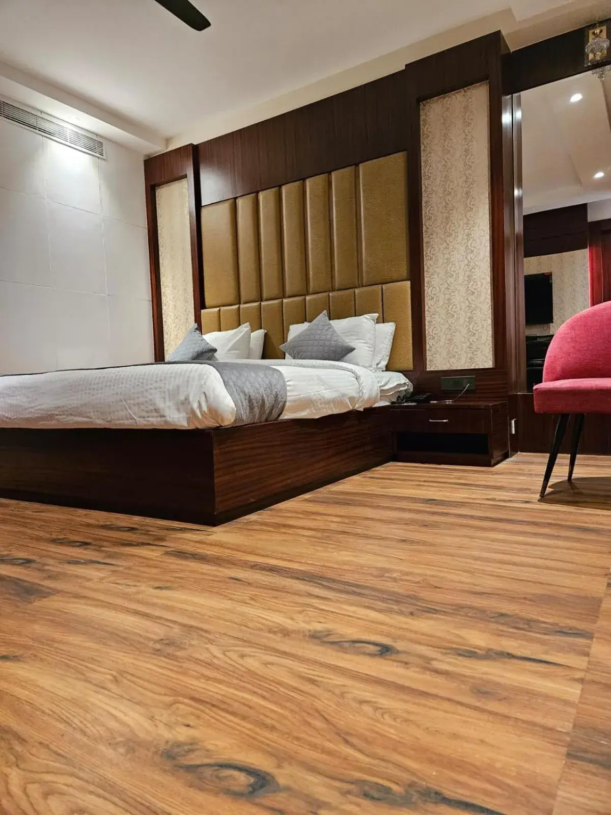 Deluxe Suite in Four Leaf Hotel - AKOSHA Deluxe Suite in Four Leaf Hotel - AKOSHA