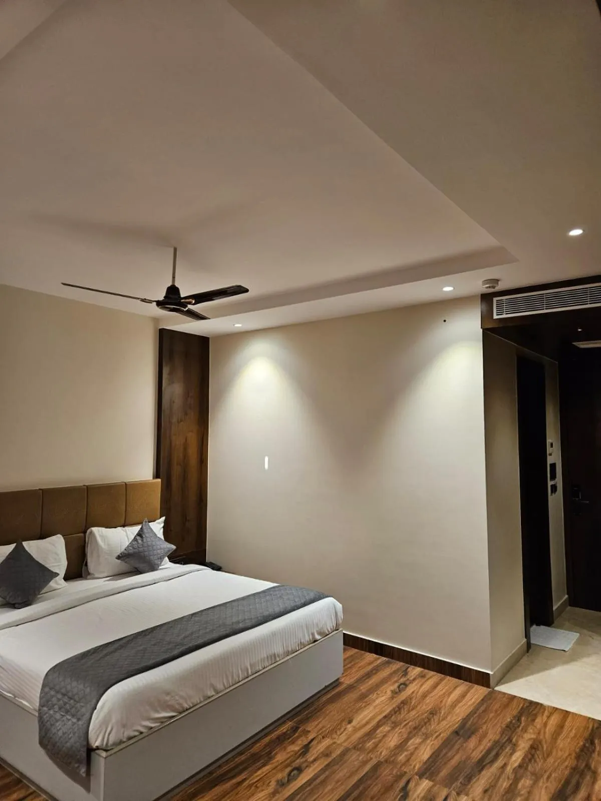 Bedroom, Bed in Four Leaf Hotel - AKOSHA