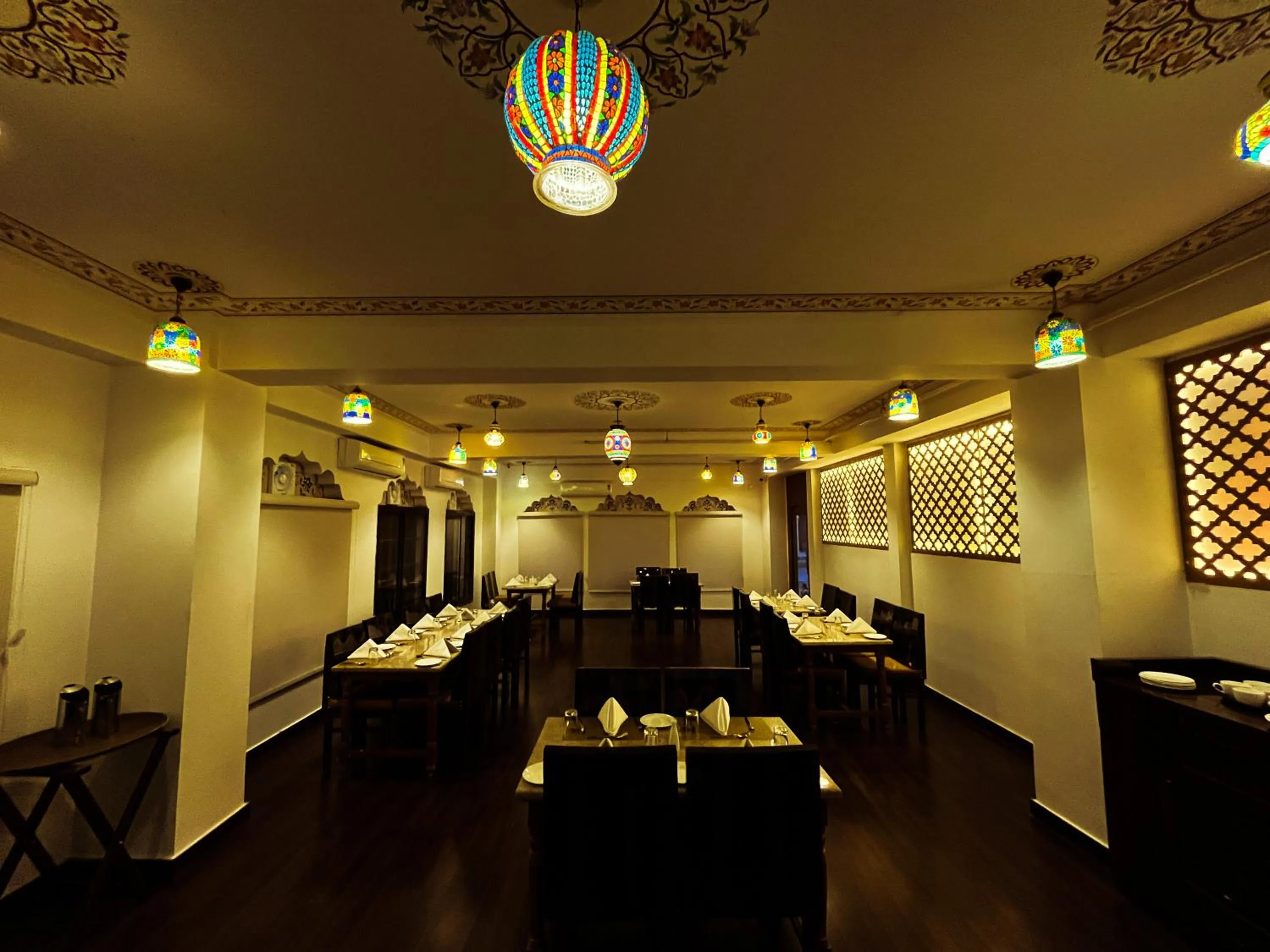 Restaurant/places to eat in Hotel Amayra