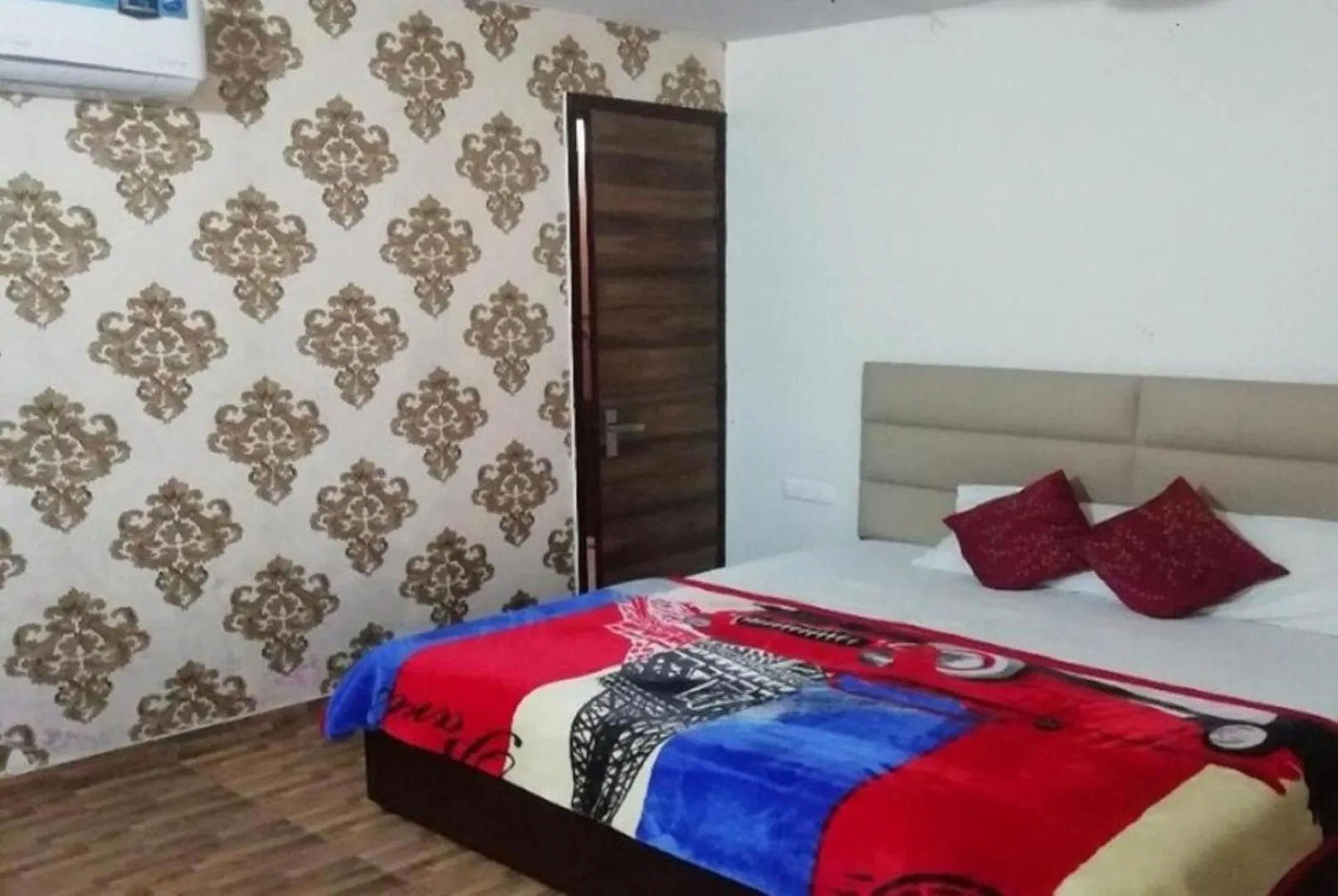 Property building, Bed in Hotel Paradise, Patiala
