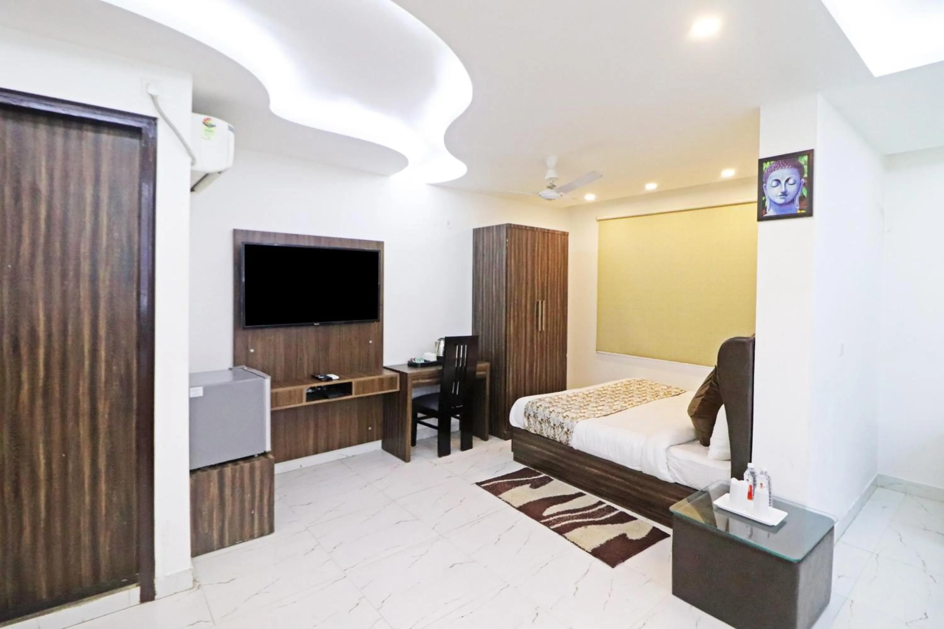 Inner courtyard view, Bed in Hotel Mayda Prime Near Delhi Airport