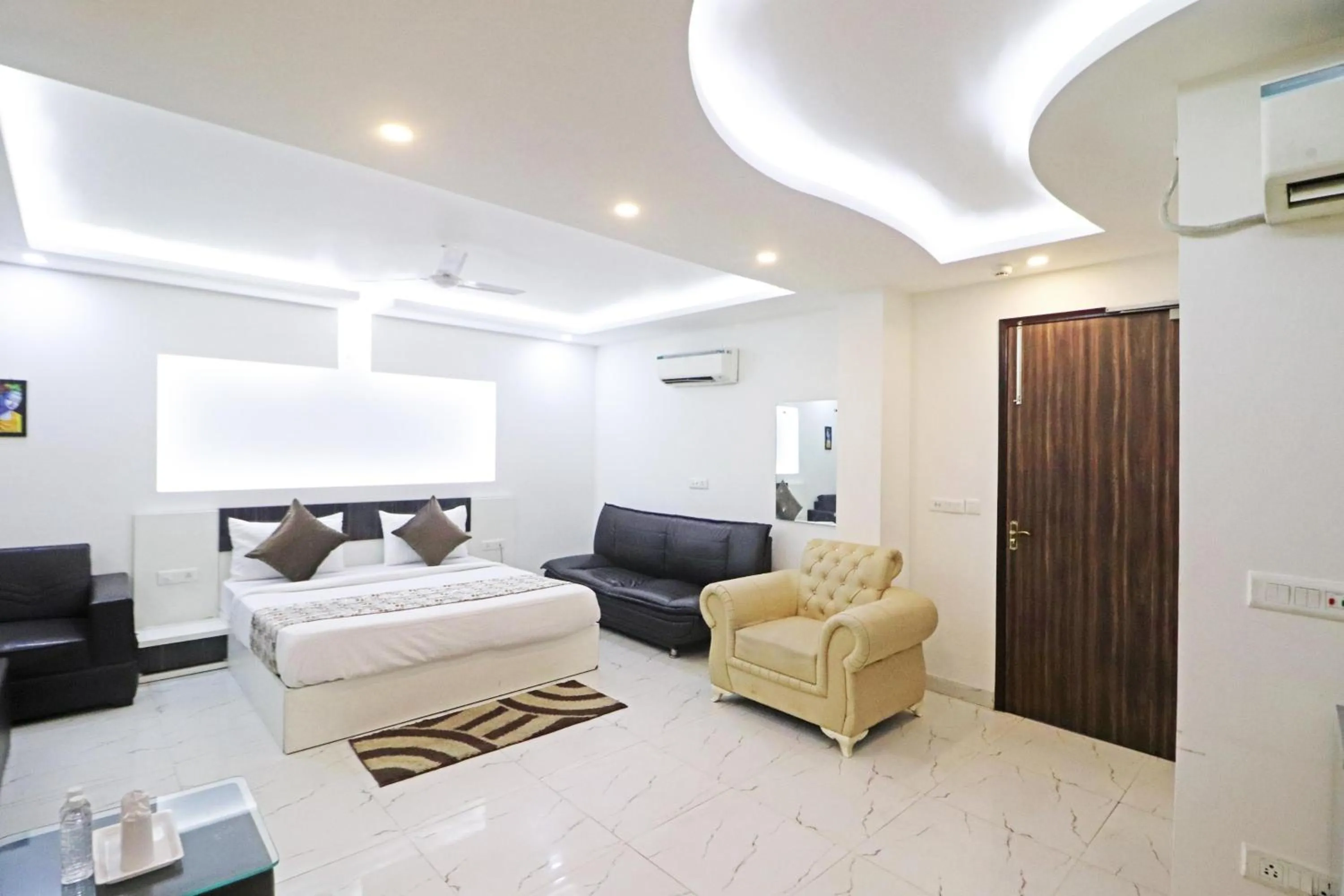 Seating area, Bed in Hotel Mayda Prime Near Delhi Airport