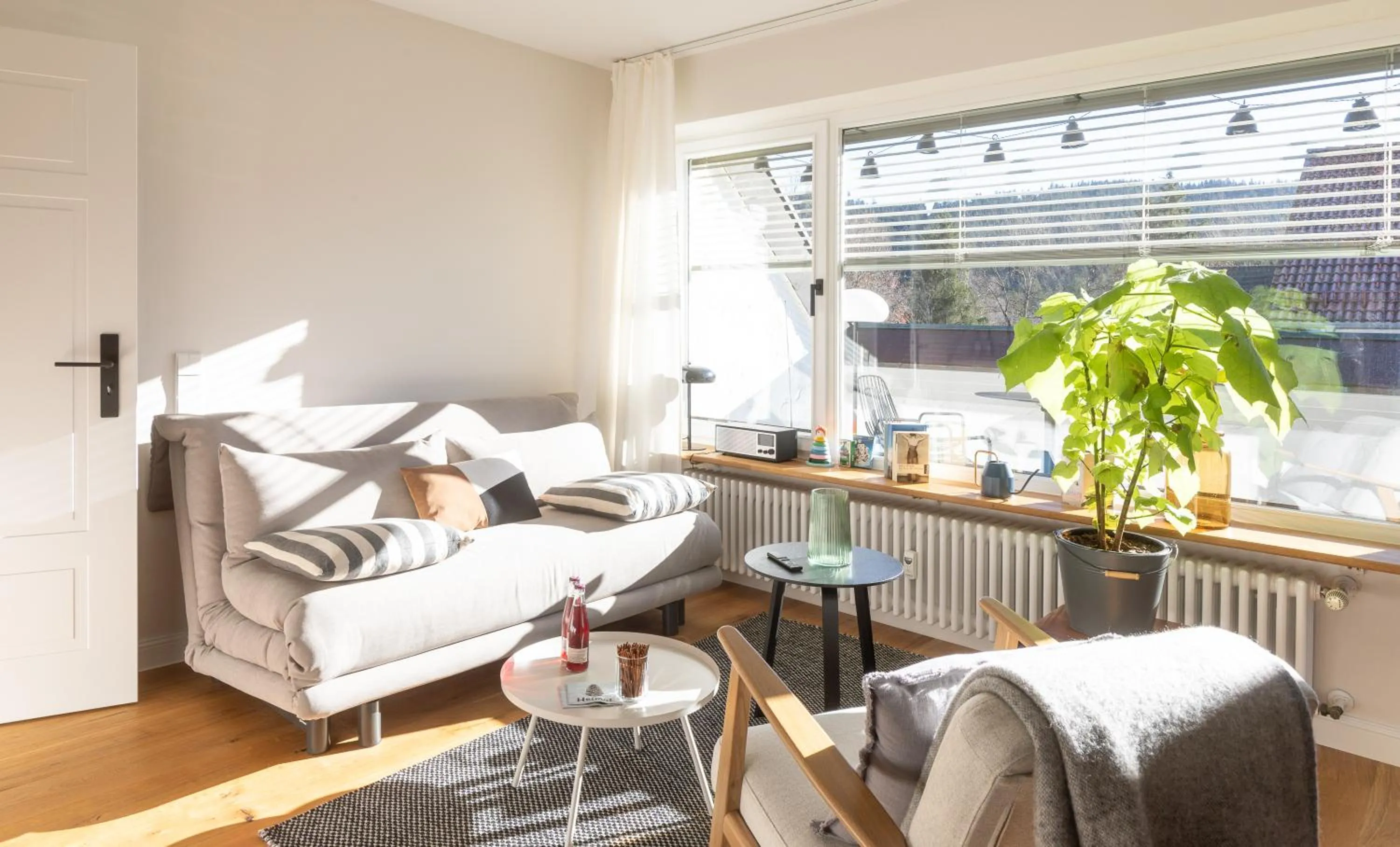 Living room in WÄLDER: Quartier Birkle in Titisee