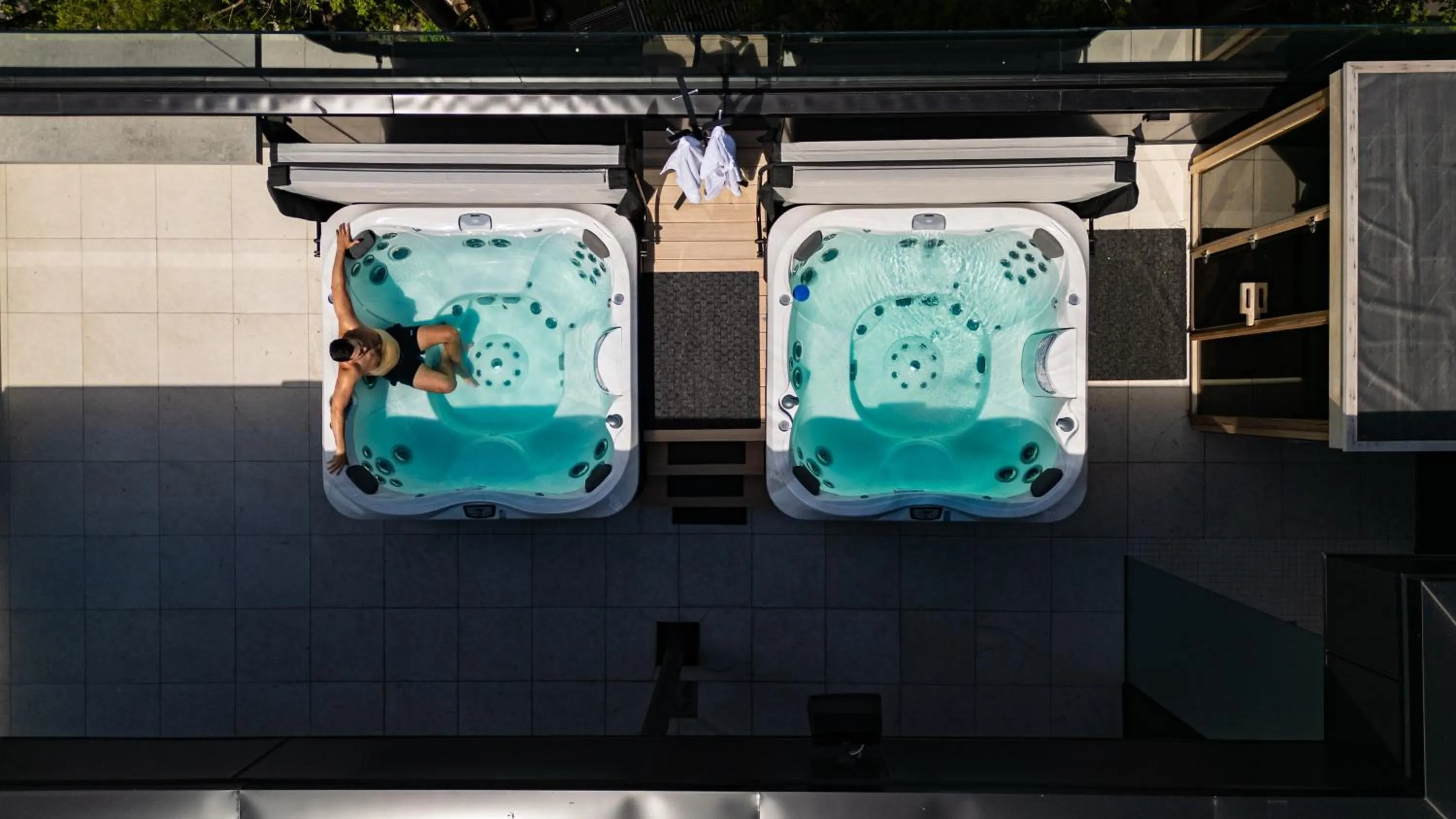 Hot Tub in Hôtel Expérience - Quartier Des Marinas