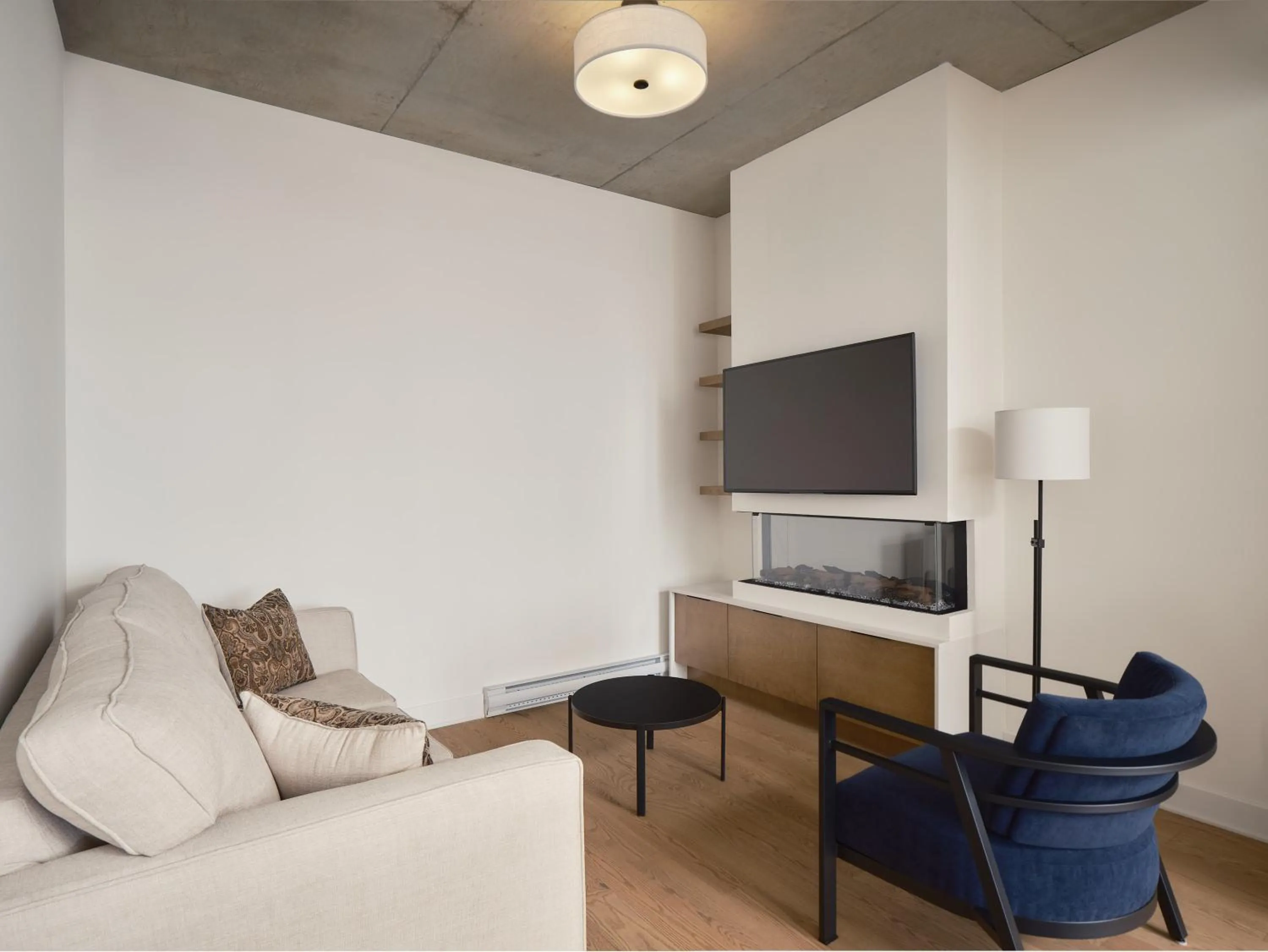 TV and multimedia in Hôtel Expérience - Quartier Des Marinas