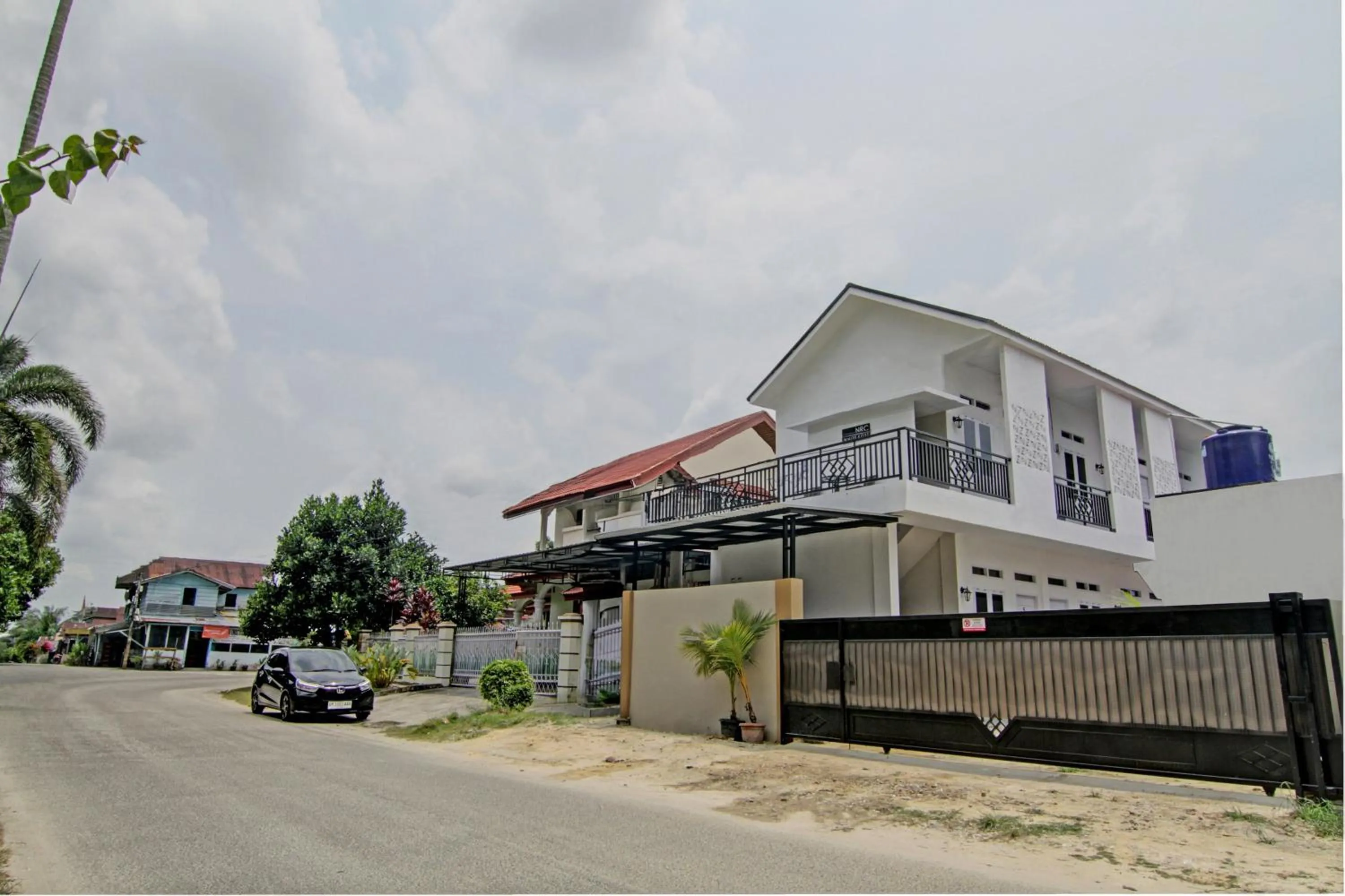 Facade/entrance in Hotel O Nrc White House
