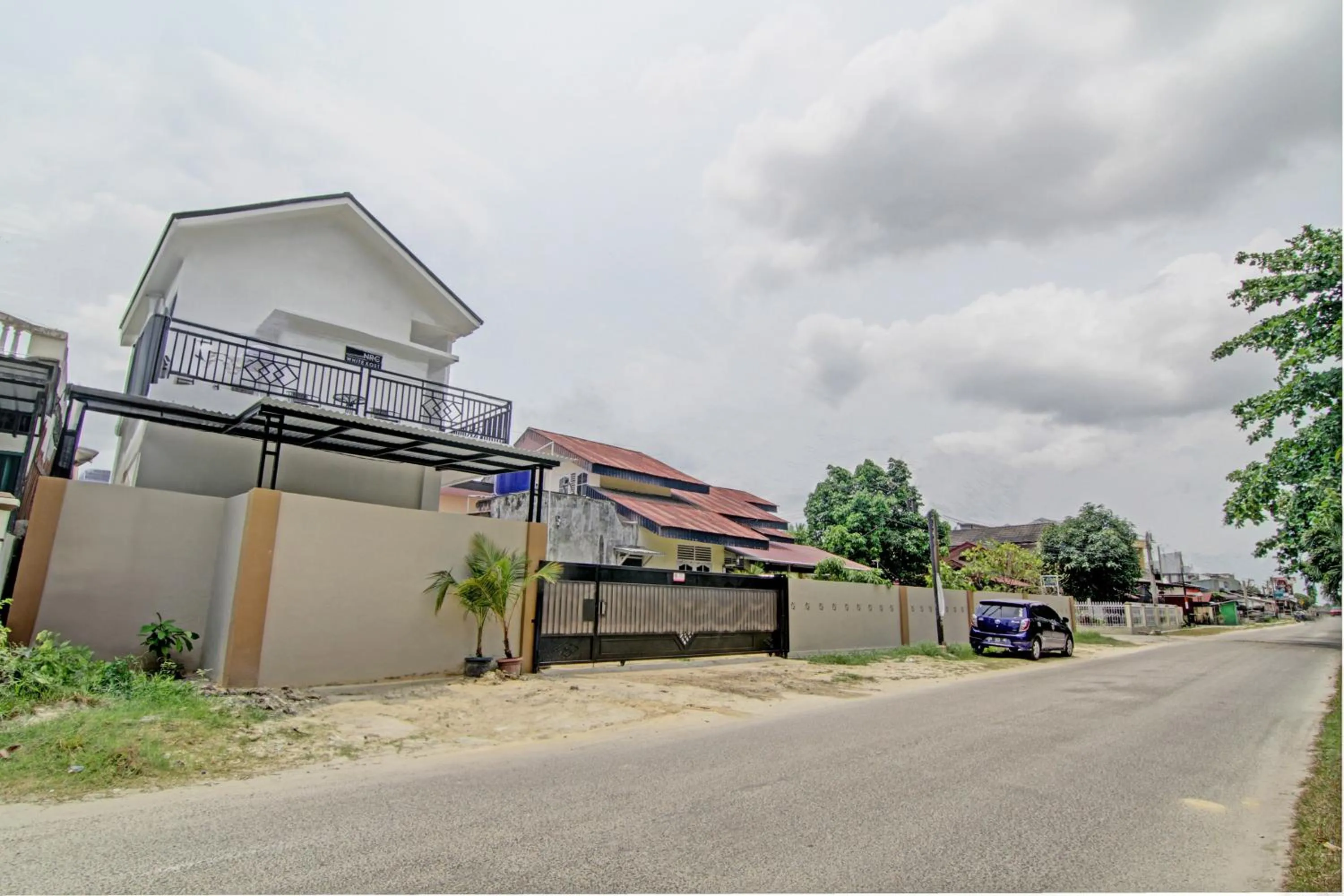 Facade/entrance in Hotel O Nrc White House