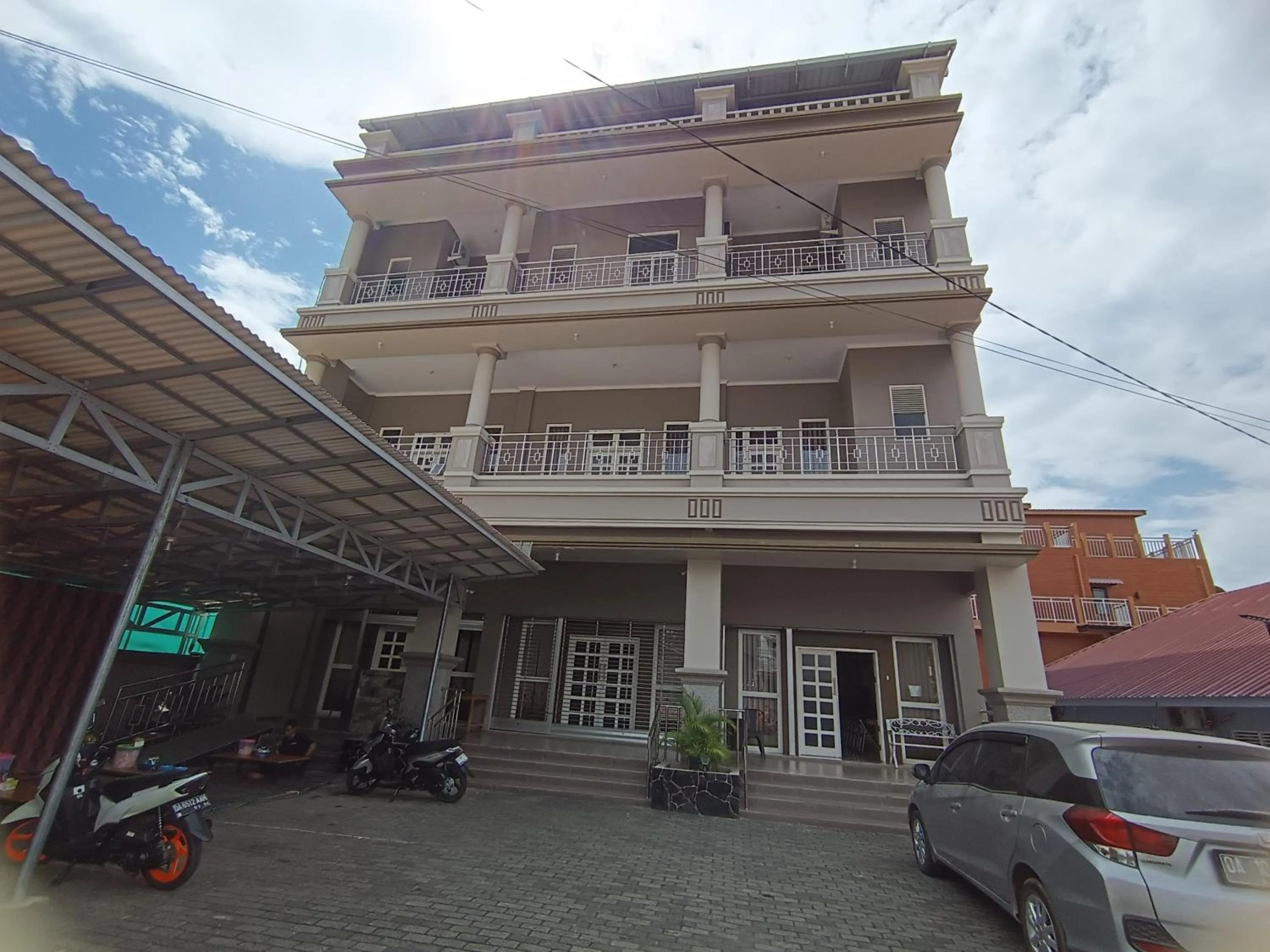 Facade/entrance in Hotel O Pondok Puti Sartika SyariahNearPasar Jum'at Aluh Aluh