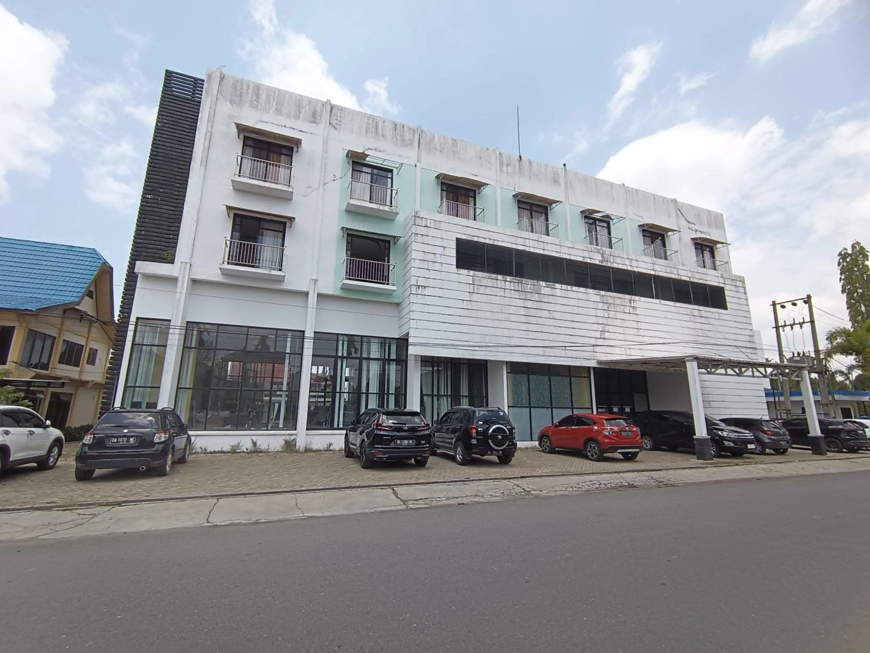 Facade/entrance in Hotel O Wisma Hamalau SyariahNearPulau Bromo Pedestrian Bridge
