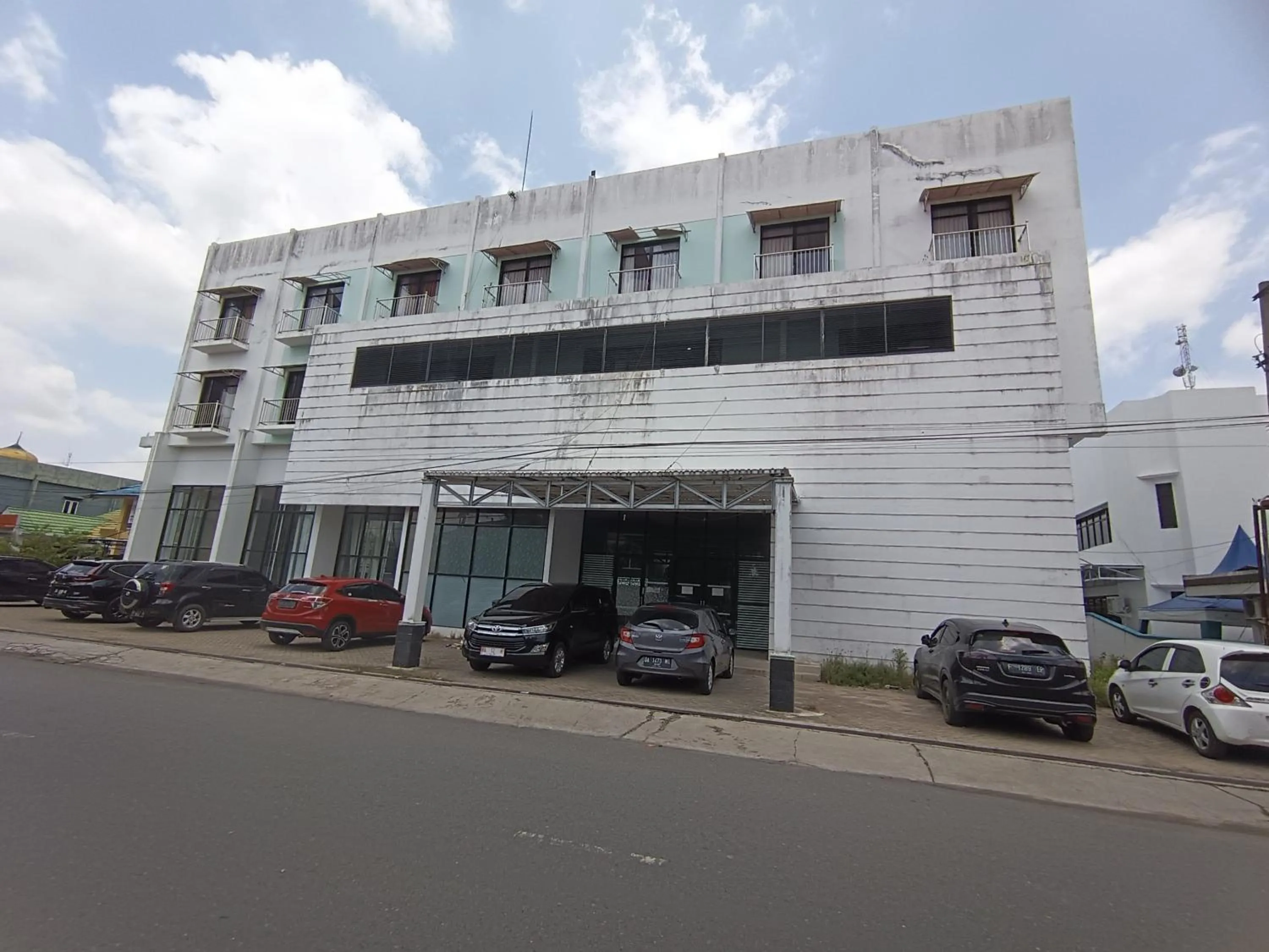 Facade/entrance in Hotel O Wisma Hamalau SyariahNearPulau Bromo Pedestrian Bridge