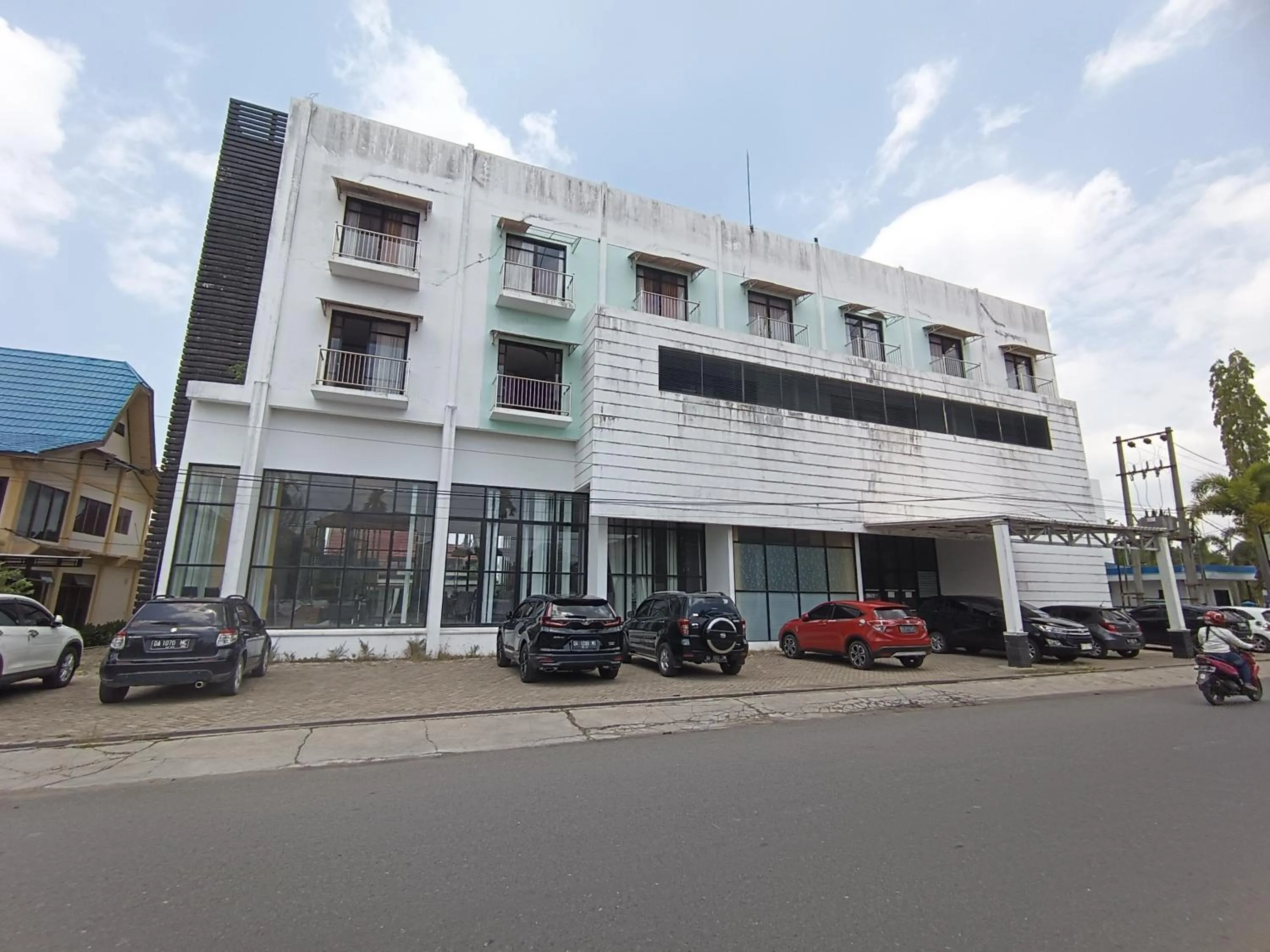 Facade/entrance in Hotel O Wisma Hamalau SyariahNearPulau Bromo Pedestrian Bridge
