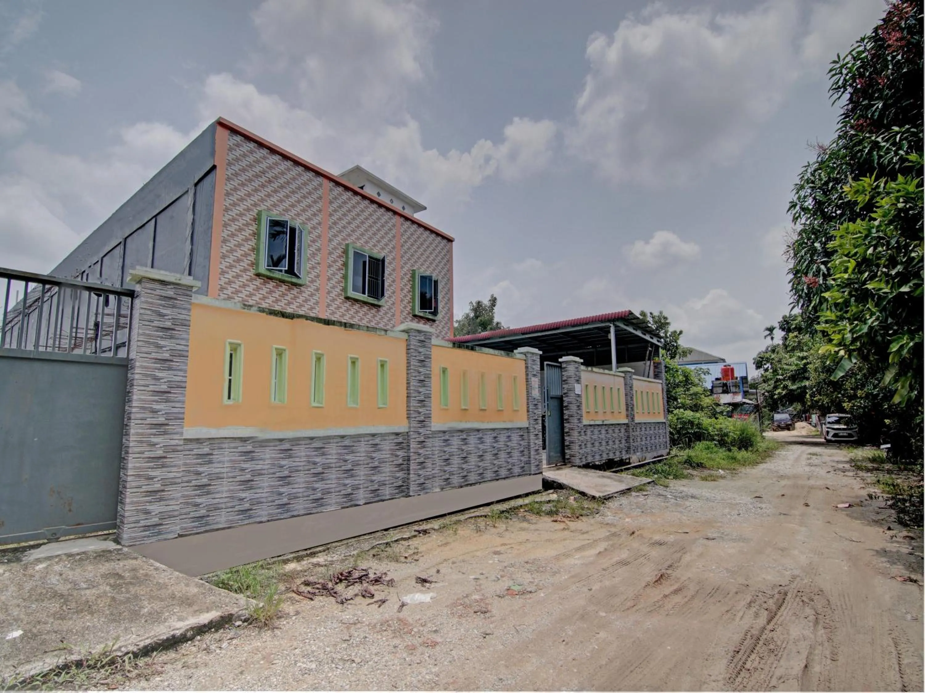Facade/entrance in Hotel O Penginapan Budhe Sri