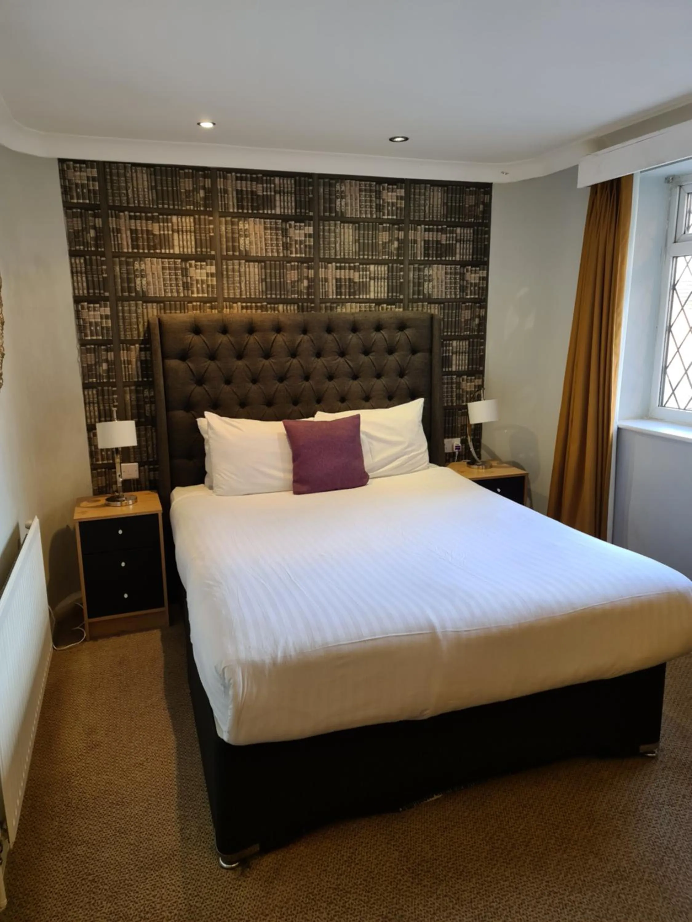 Bedroom, Bed in Barons Court Hotel Walsall