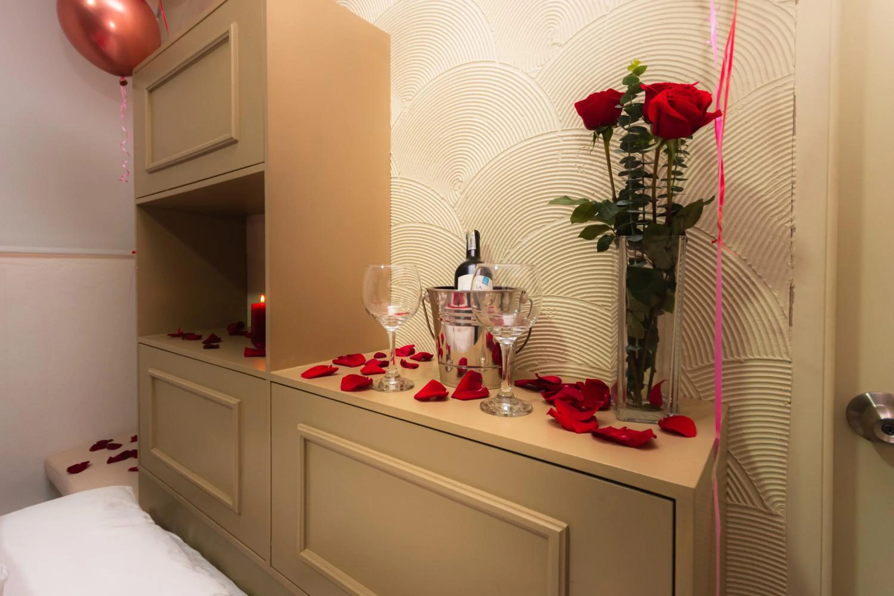 Photo of the whole room, Bed in Hotel Chromatic