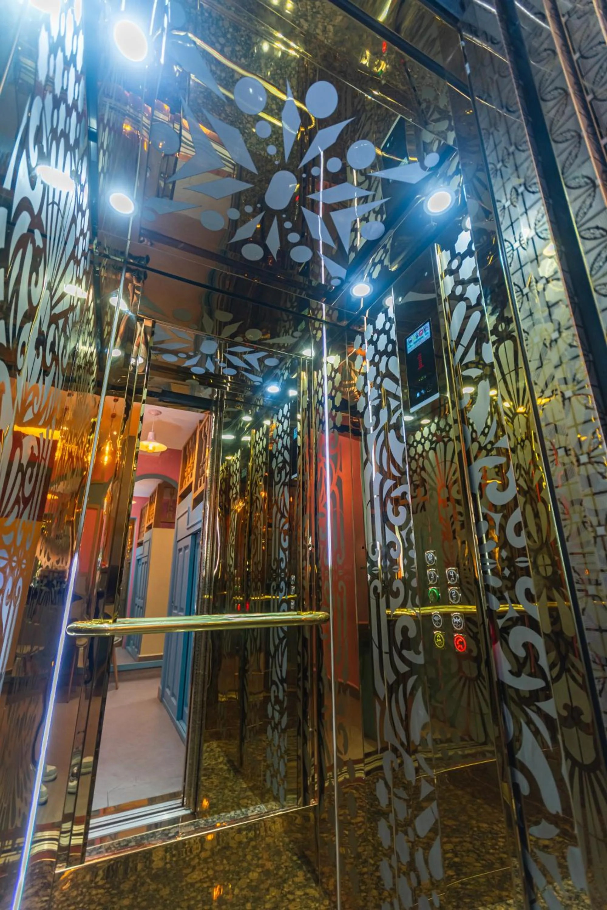 elevator in Hotel Chromatic
