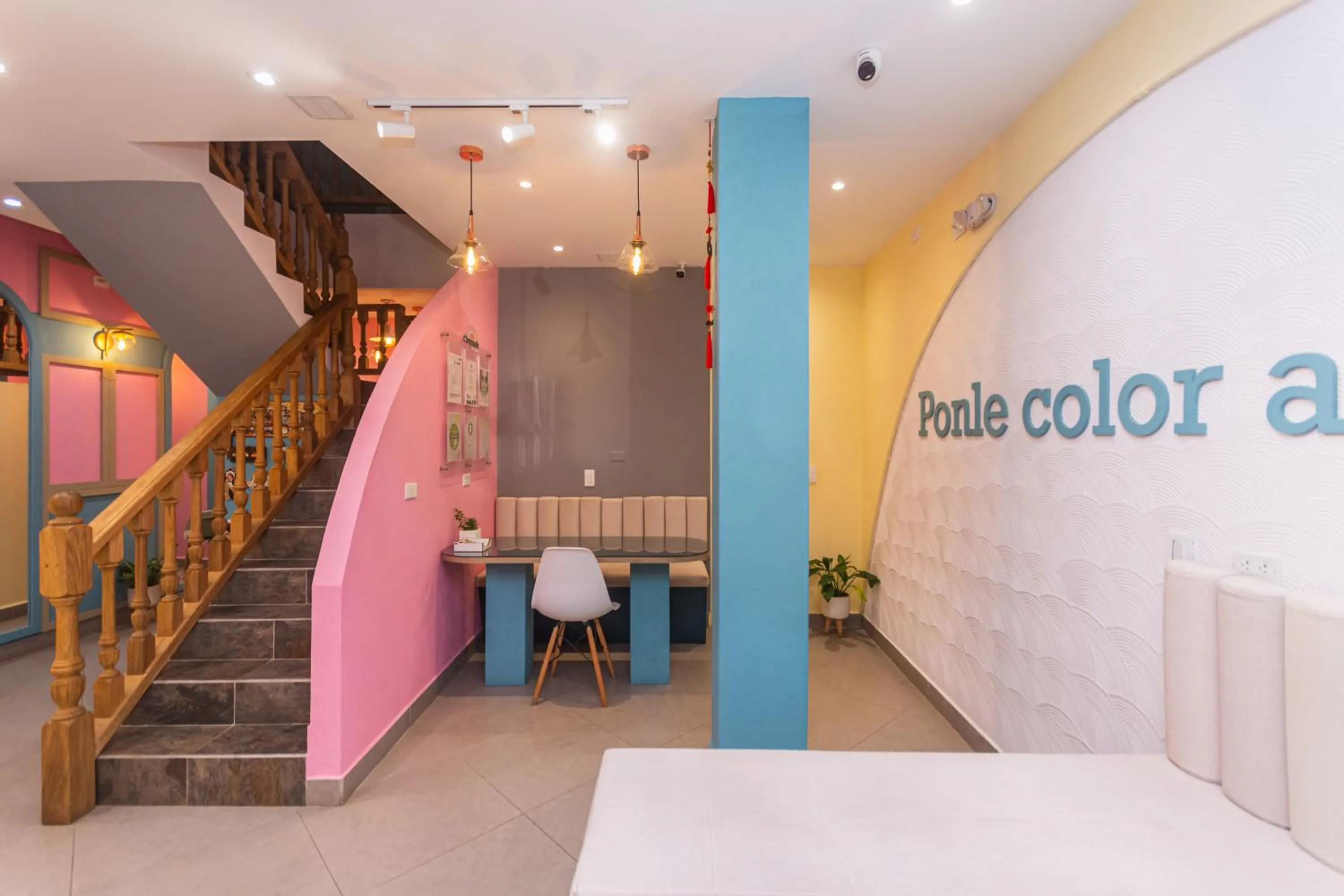 Text overlay in Hotel Chromatic