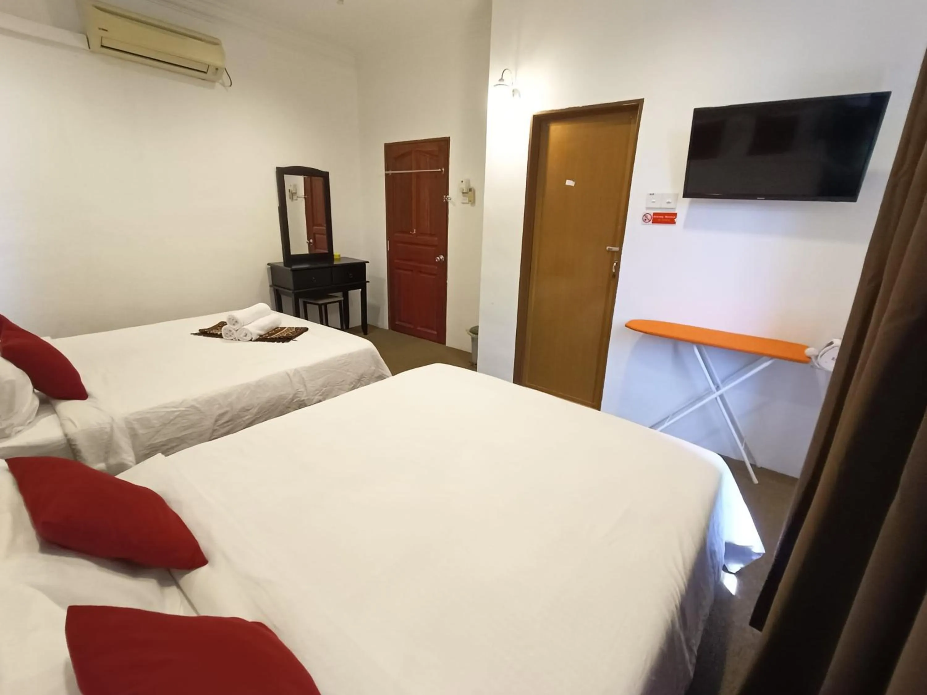 Bedroom in OYO 90868 Oba Hotel