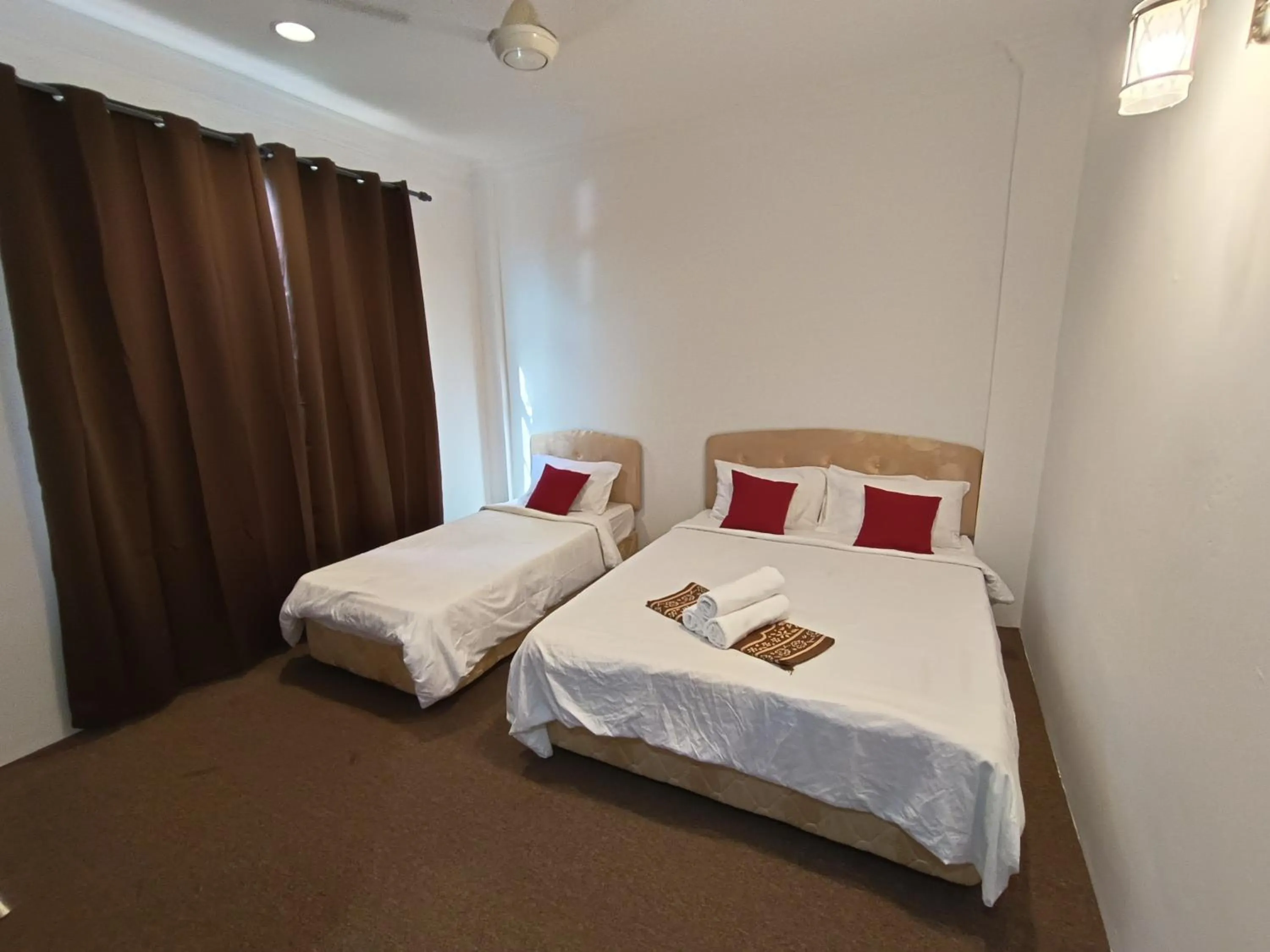 Bedroom in OYO 90868 Oba Hotel