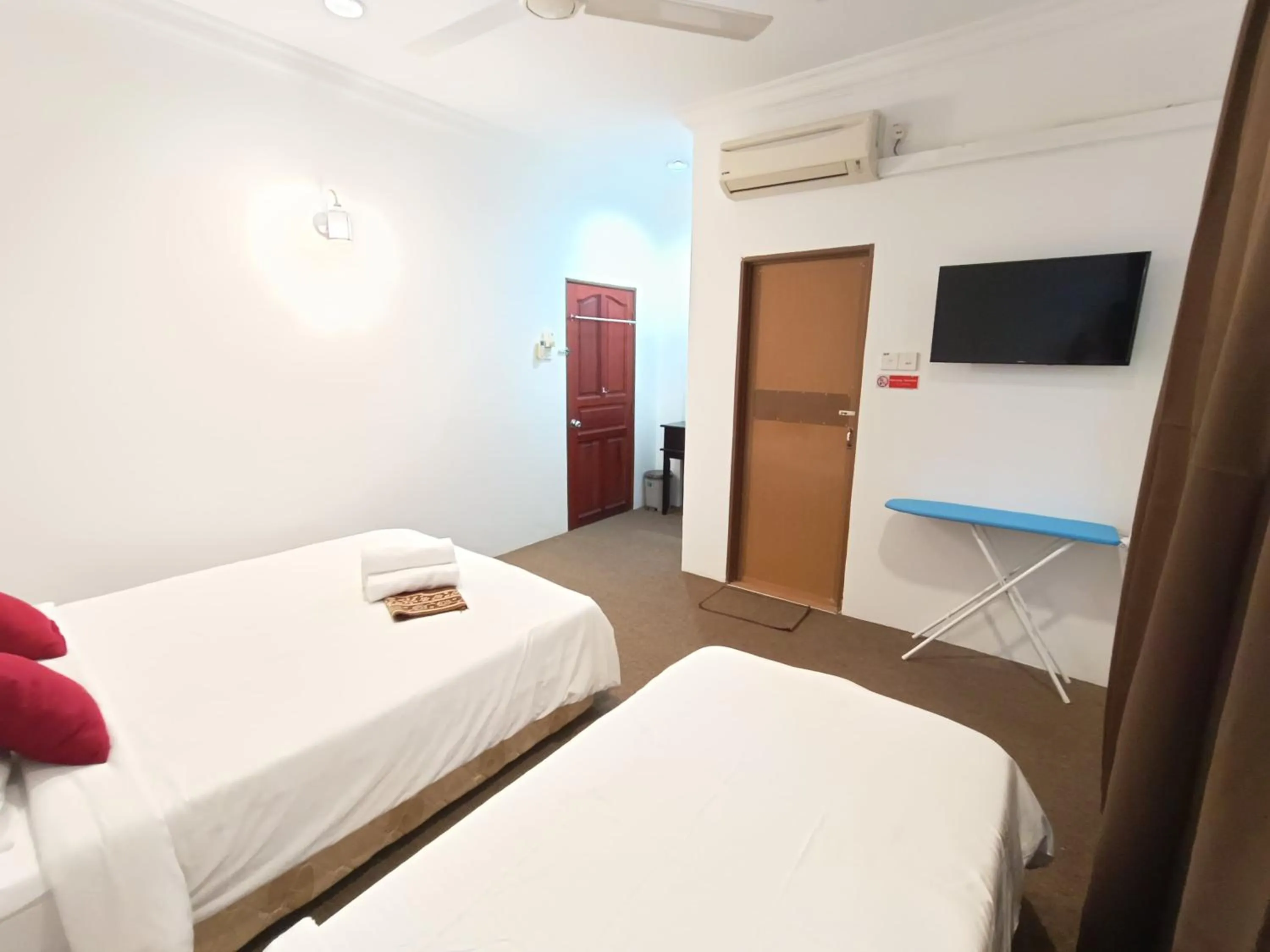 Bedroom in OYO 90868 Oba Hotel