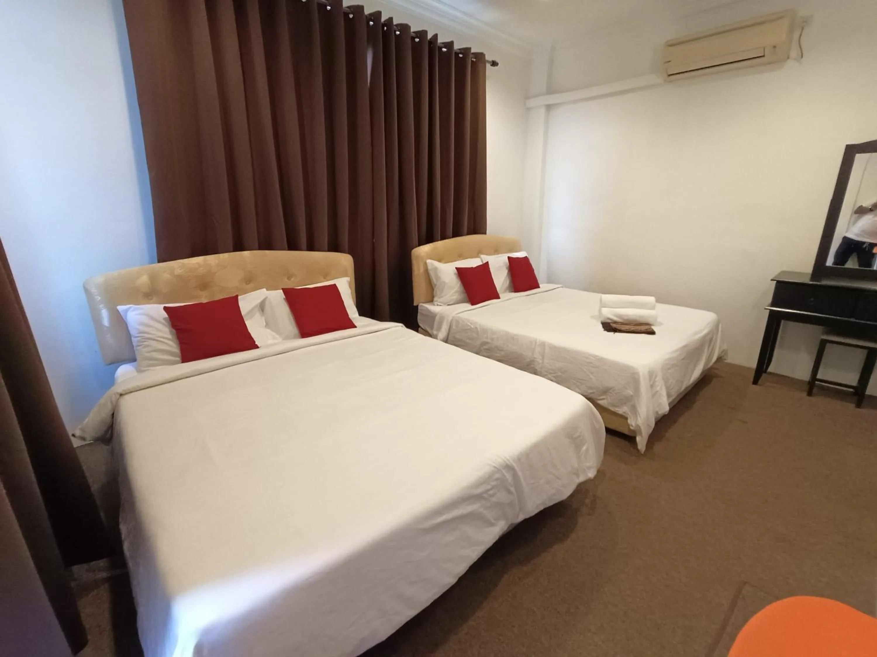 Bedroom in OYO 90868 Oba Hotel