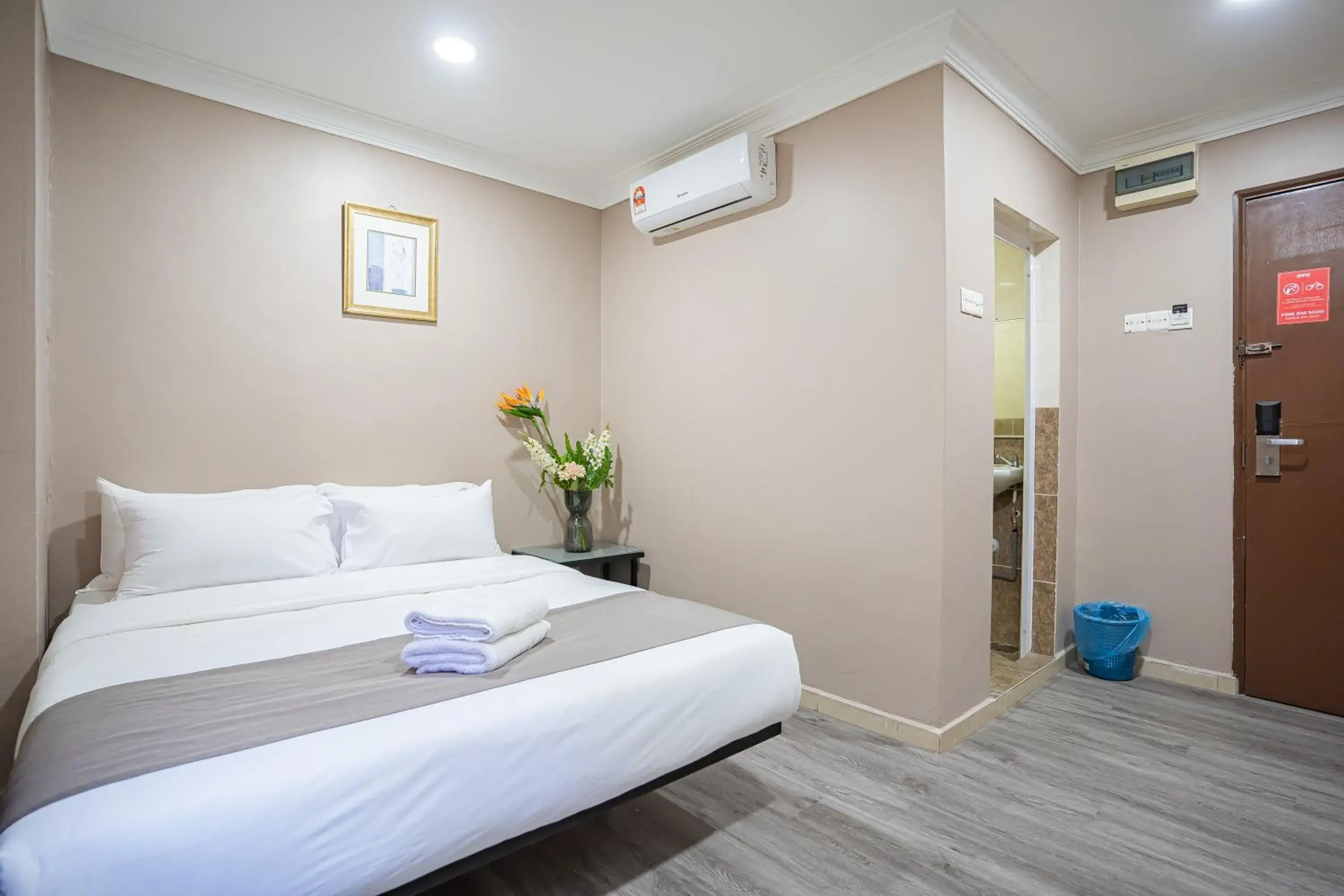 Deluxe Queen Room in HOTEL 28 RAPID Deluxe Queen Room in HOTEL 28 RAPID