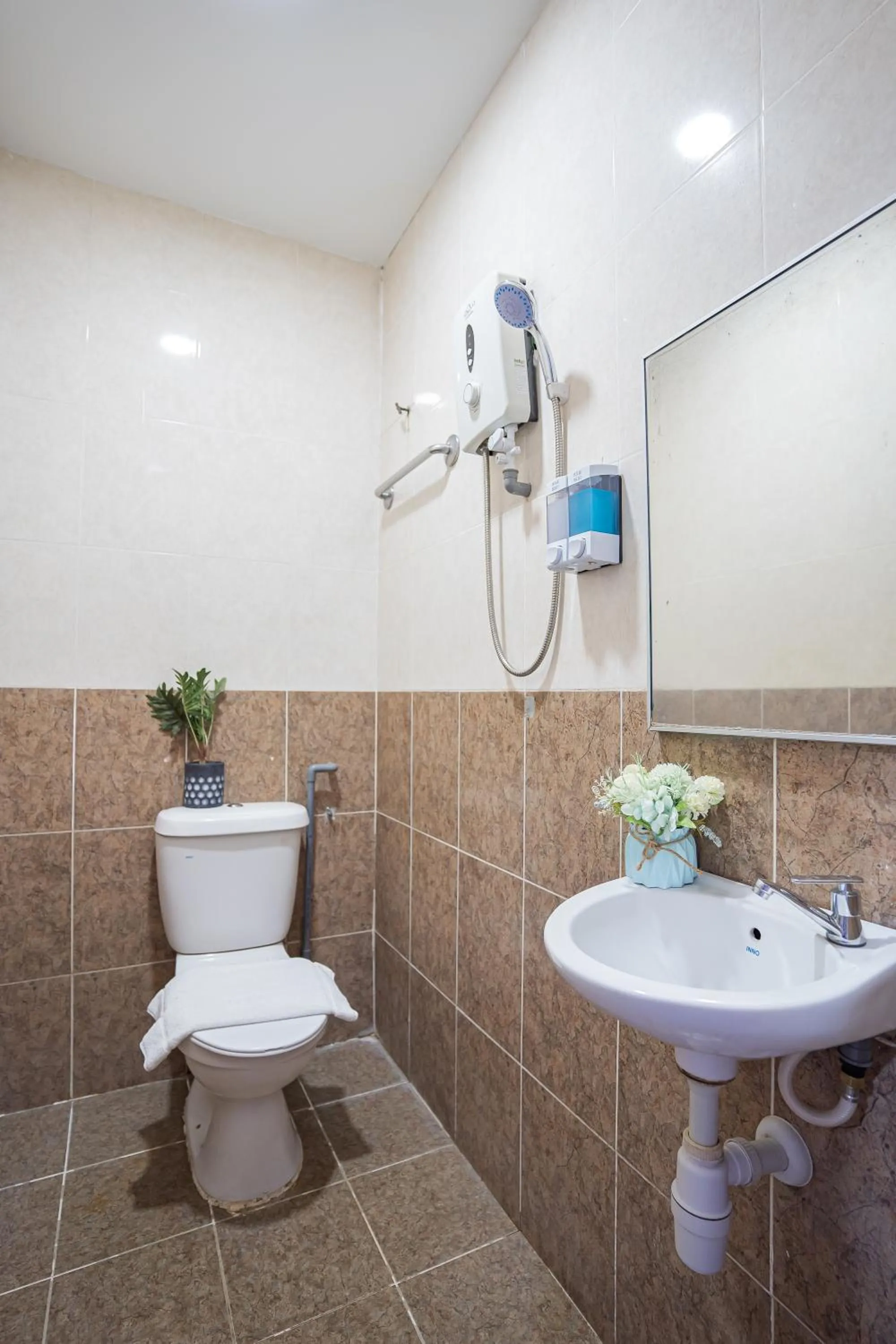 Toilet in HOTEL 28 RAPID