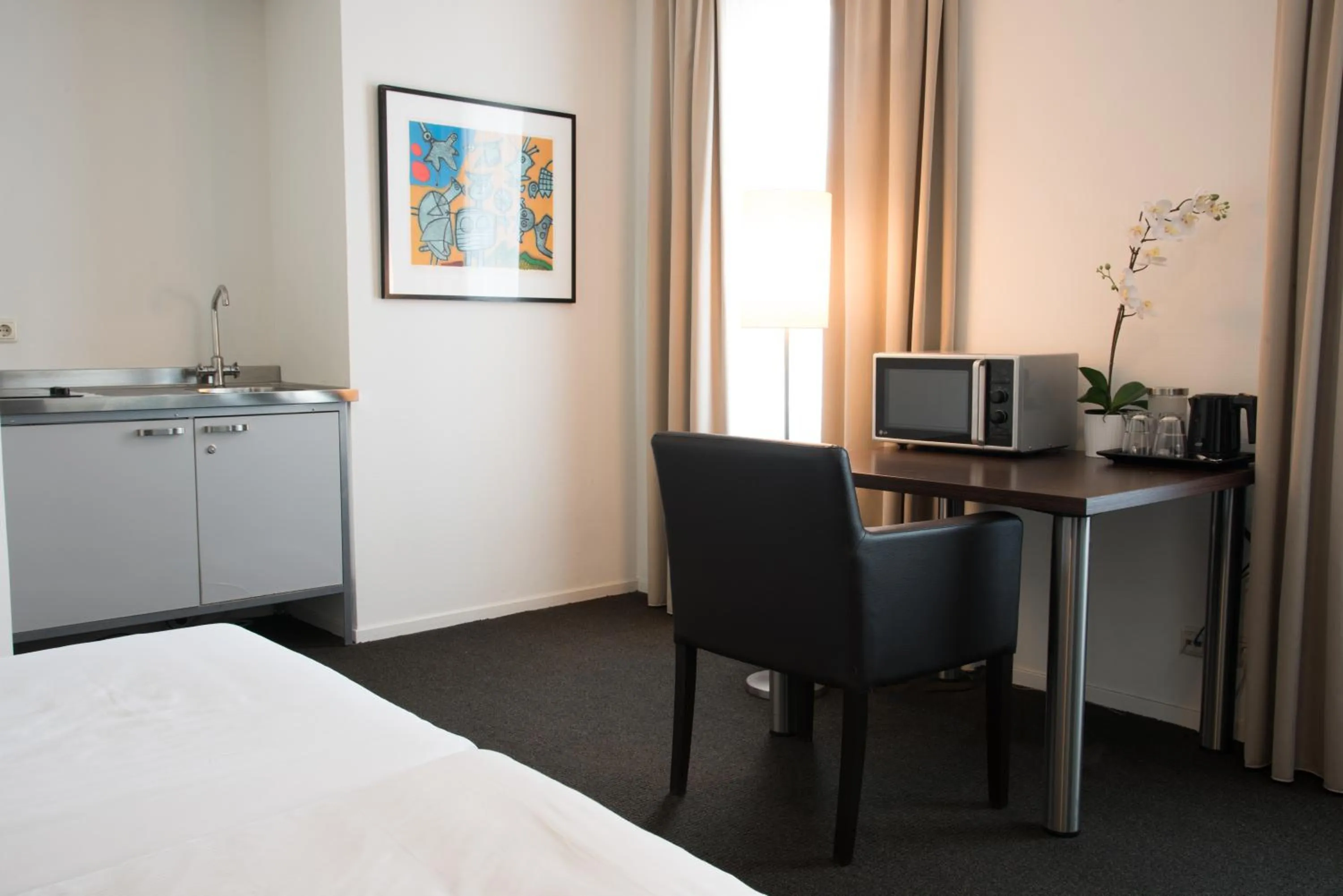 Kitchen or kitchenette, Bed in Sandton Eindhoven Centre - Private parking
