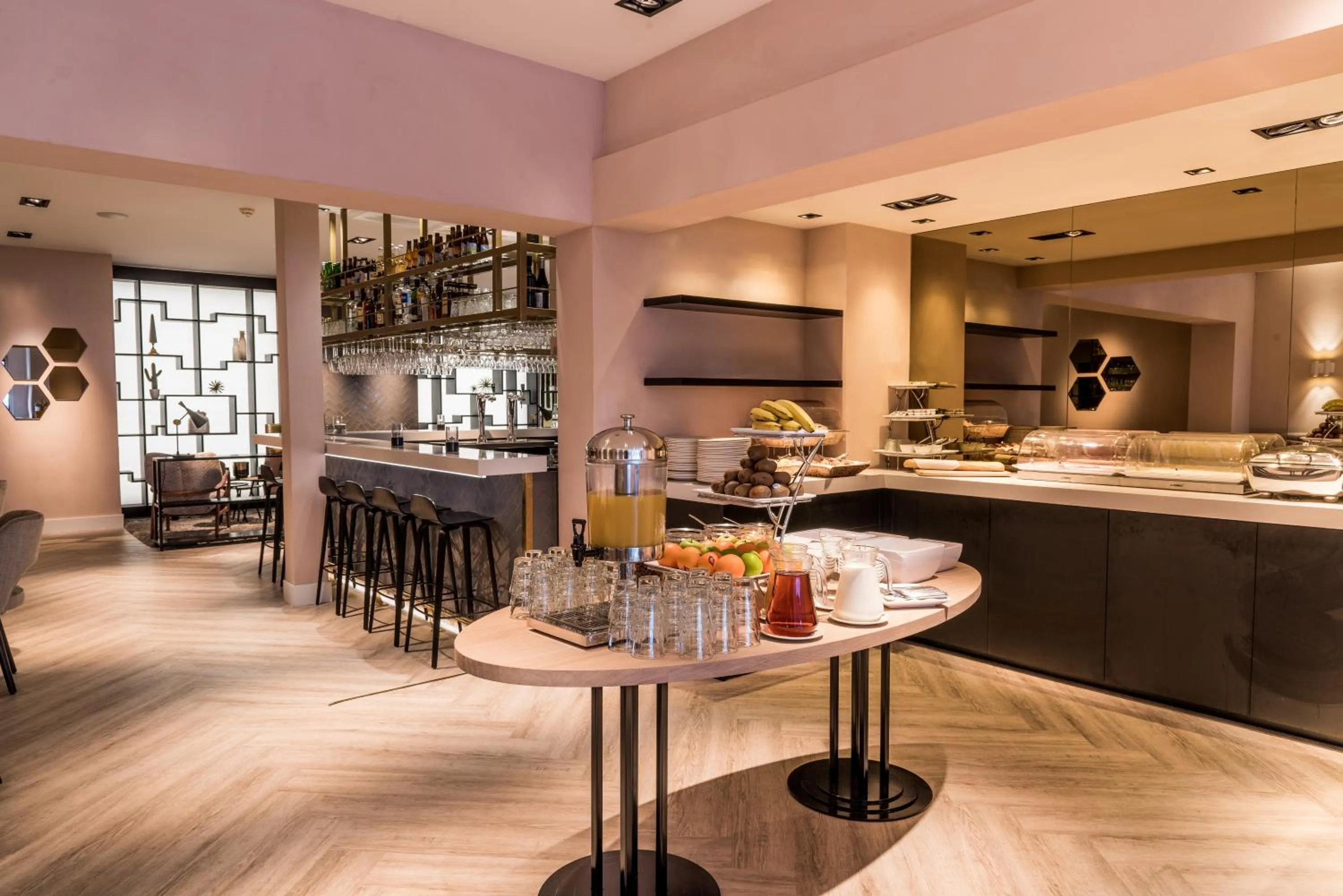 Buffet breakfast in Sandton Eindhoven Centre - Private parking