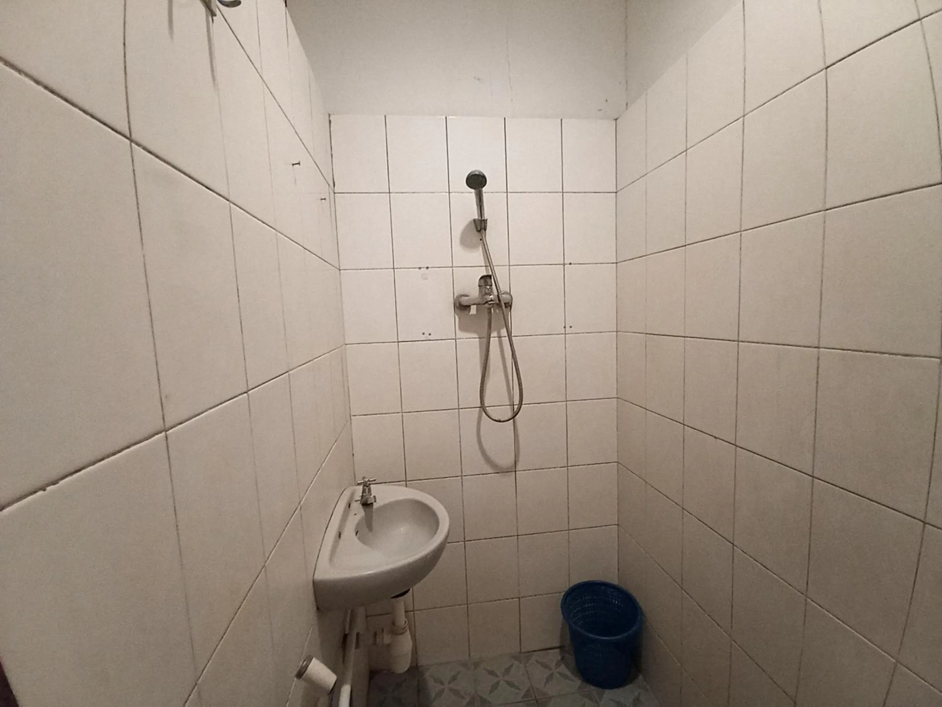 Bathroom in RedDoorz near Sam Ratulangi Manado