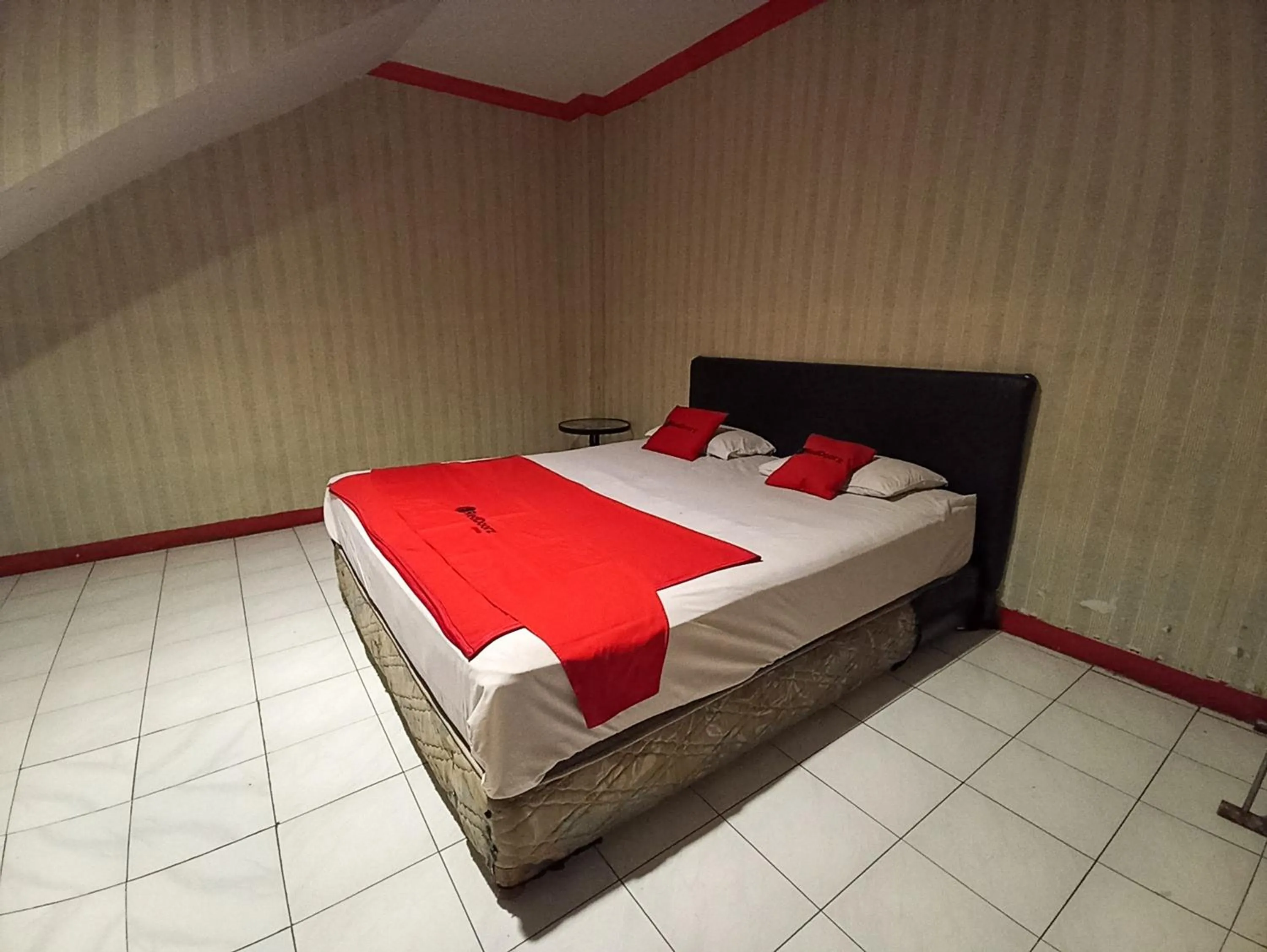 Bedroom, Bed in RedDoorz near Sam Ratulangi Manado