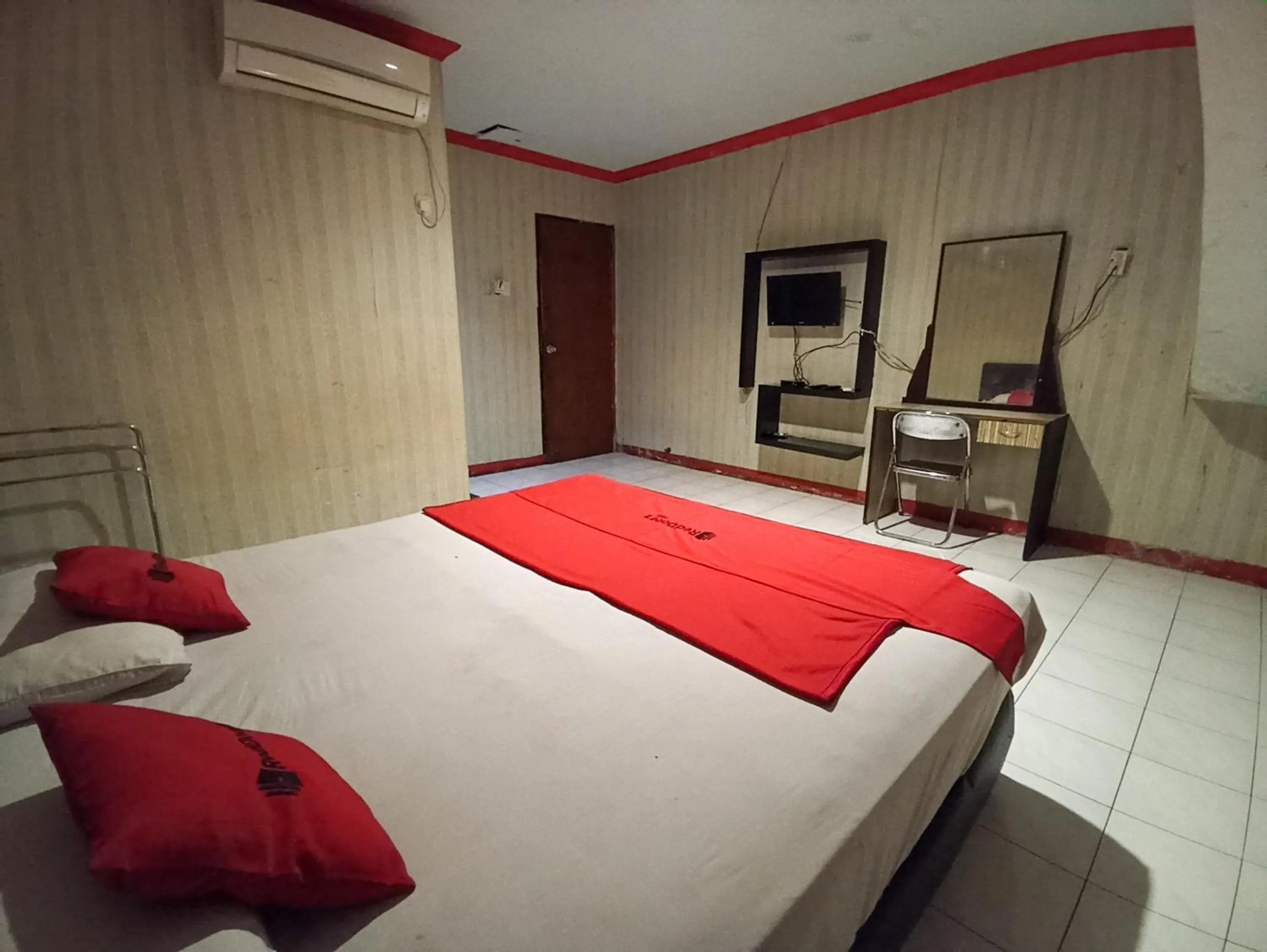 Bedroom, Bed in RedDoorz near Sam Ratulangi Manado