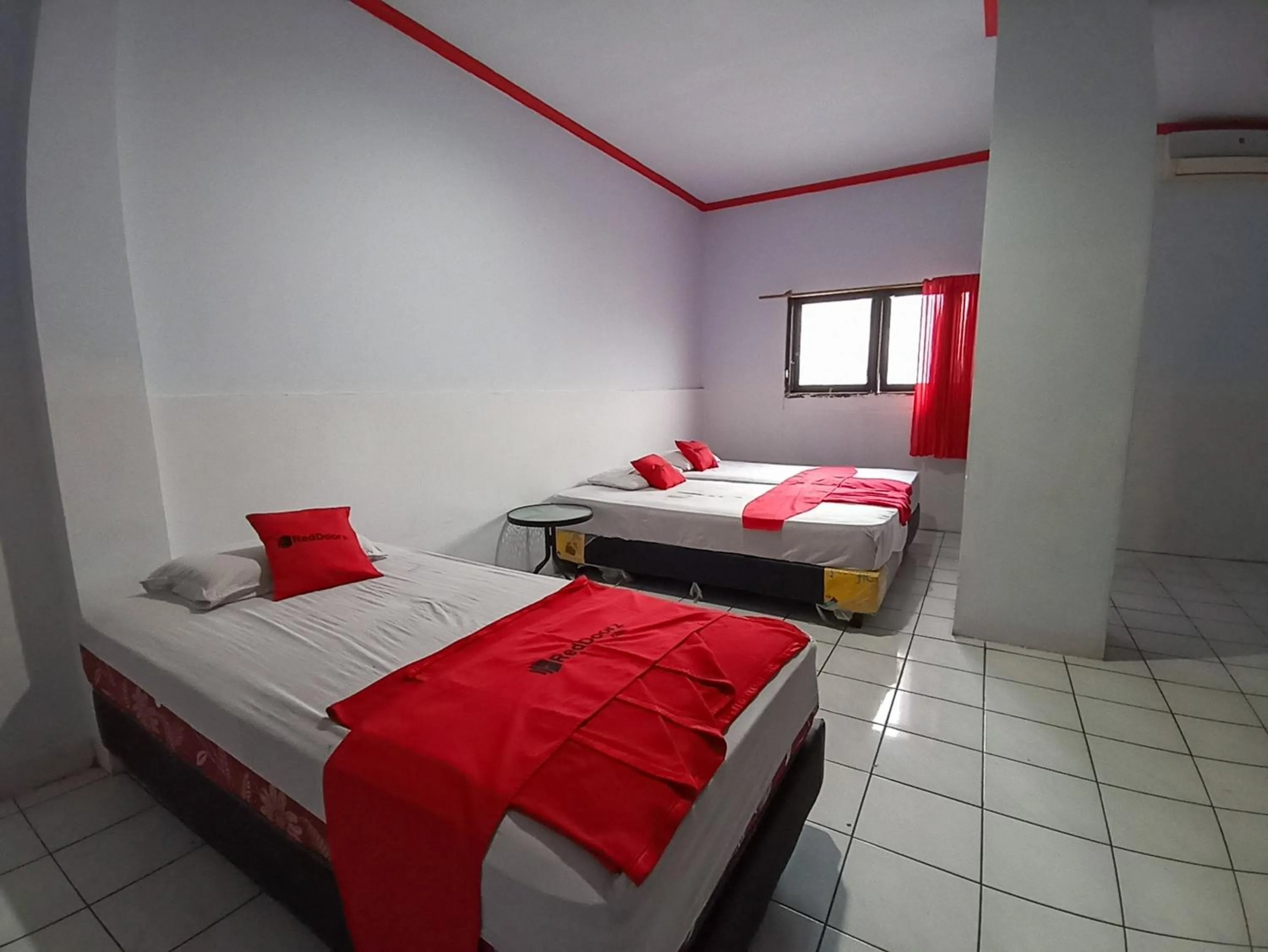 Bedroom, Bed in RedDoorz near Sam Ratulangi Manado