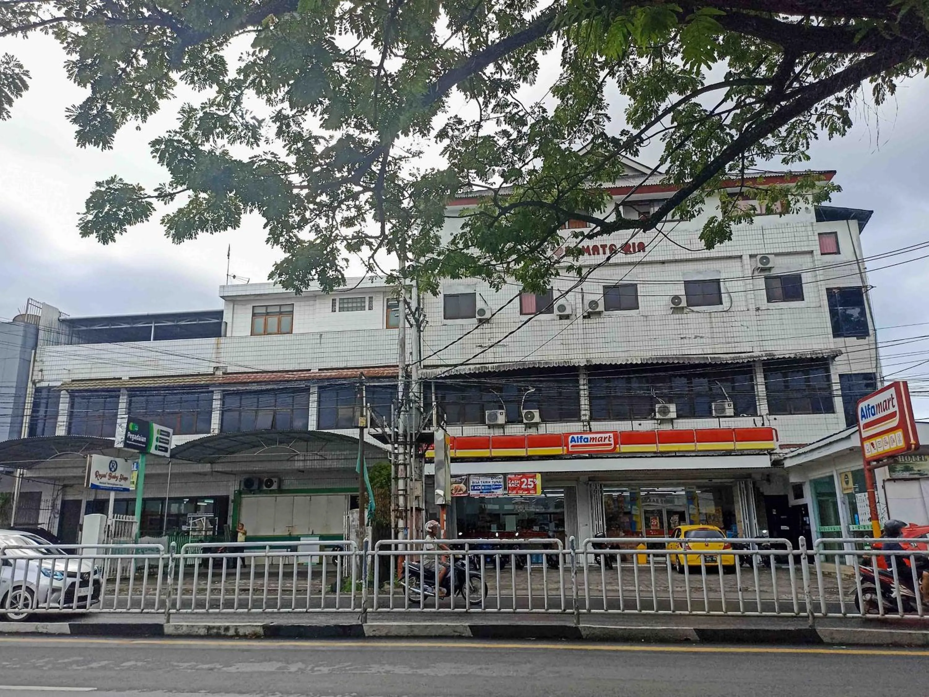 Facade/entrance in RedDoorz near Sam Ratulangi Manado