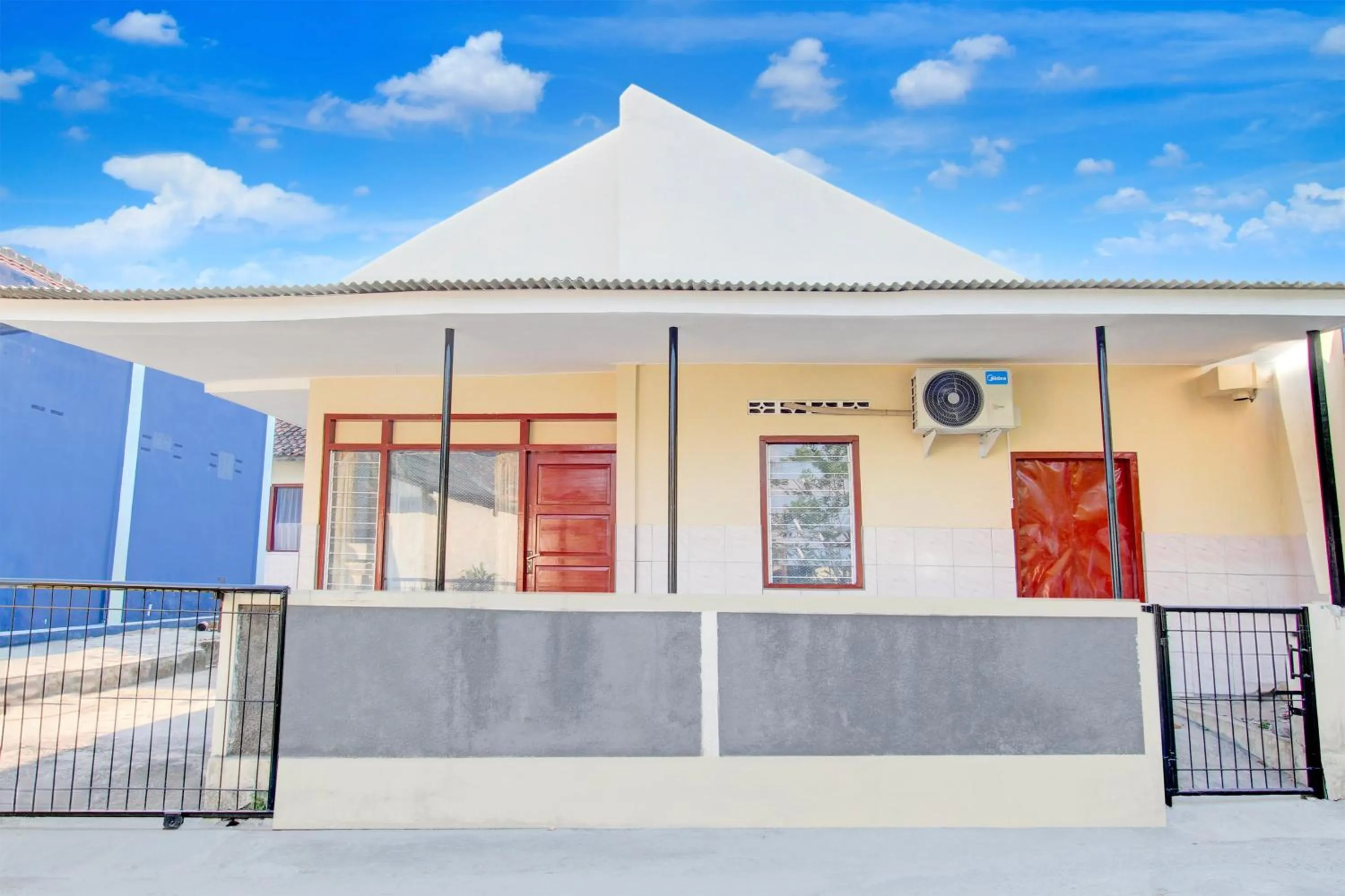 Facade/entrance in Hotel O Khazanah Room Syariah
