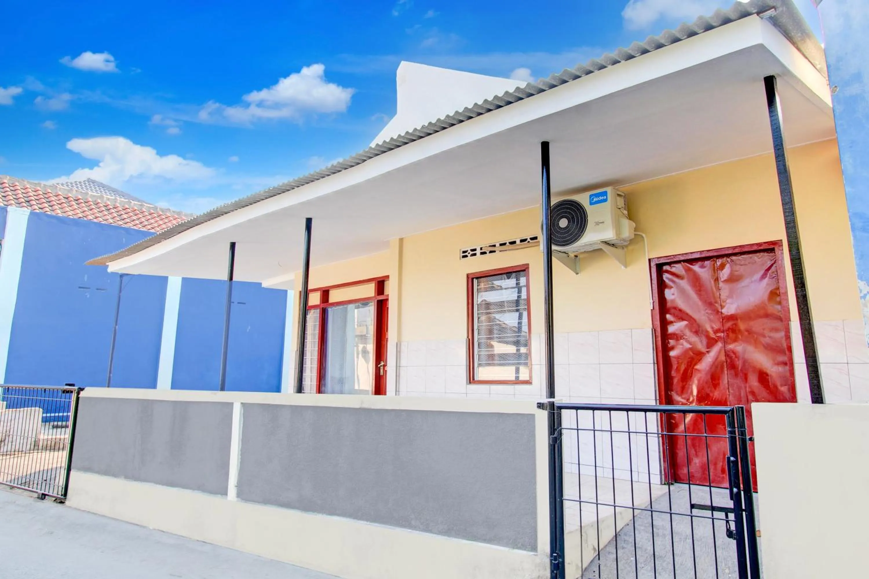 Facade/entrance in Hotel O Khazanah Room Syariah