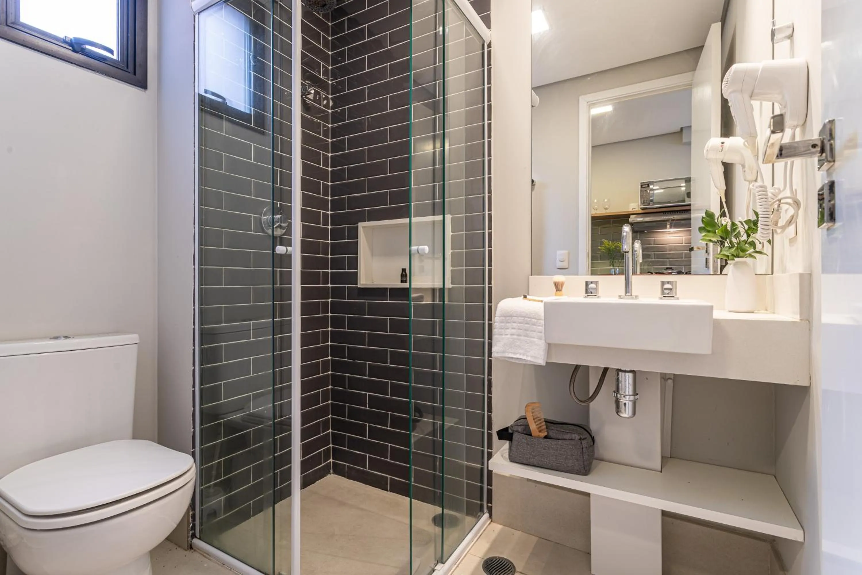 Shower in Next Home Design by Viva - Apartamentos em prédio próximo ao Parque do Ibirapuera