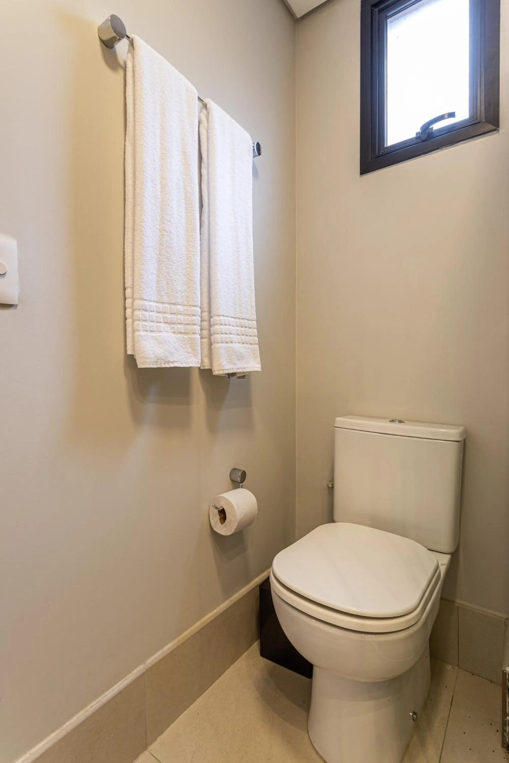 Toilet in Next Home Design by Viva - Apartamentos em prédio próximo ao Parque do Ibirapuera