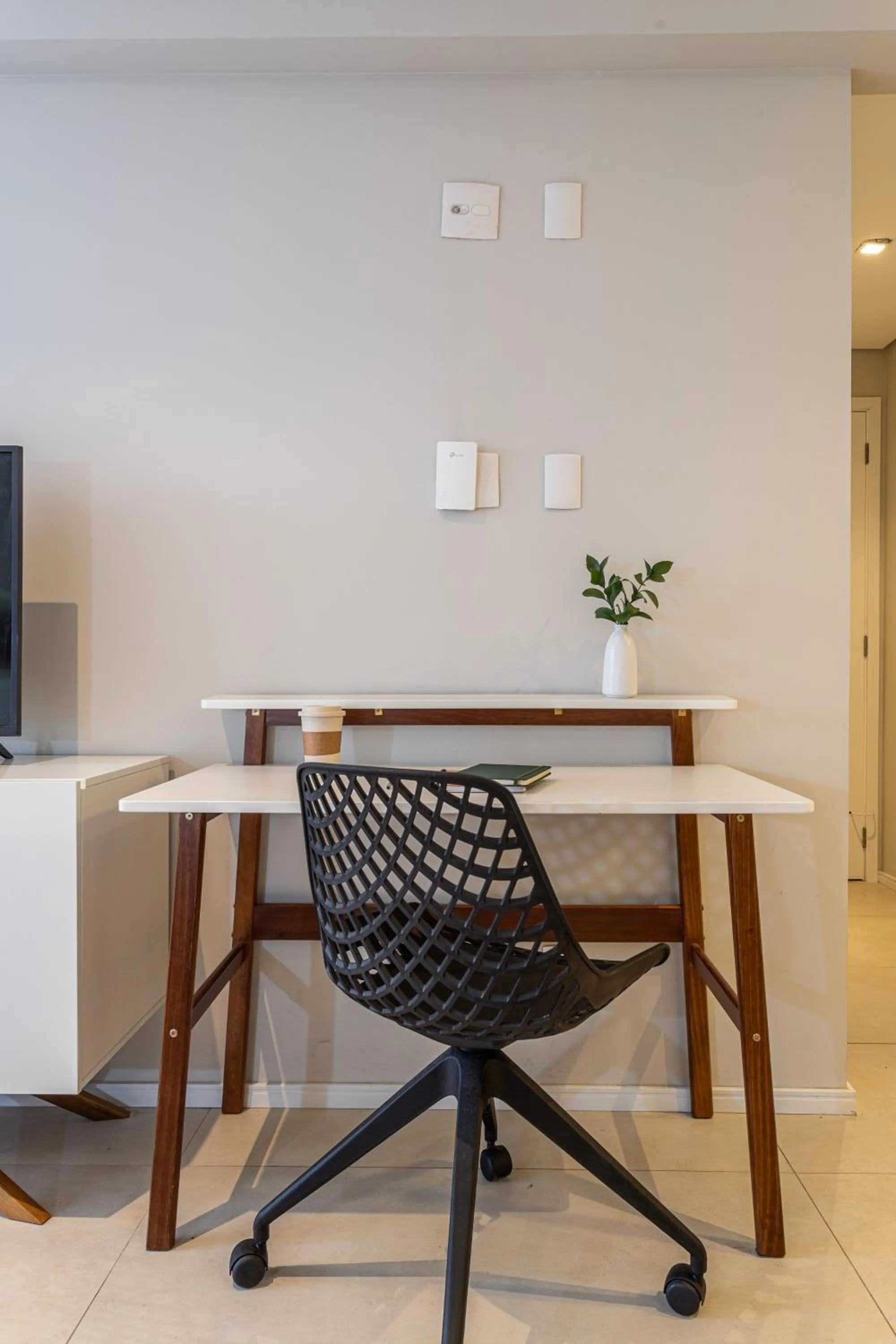 TV and multimedia in Next Home Design by Viva - Apartamentos em prédio próximo ao Parque do Ibirapuera