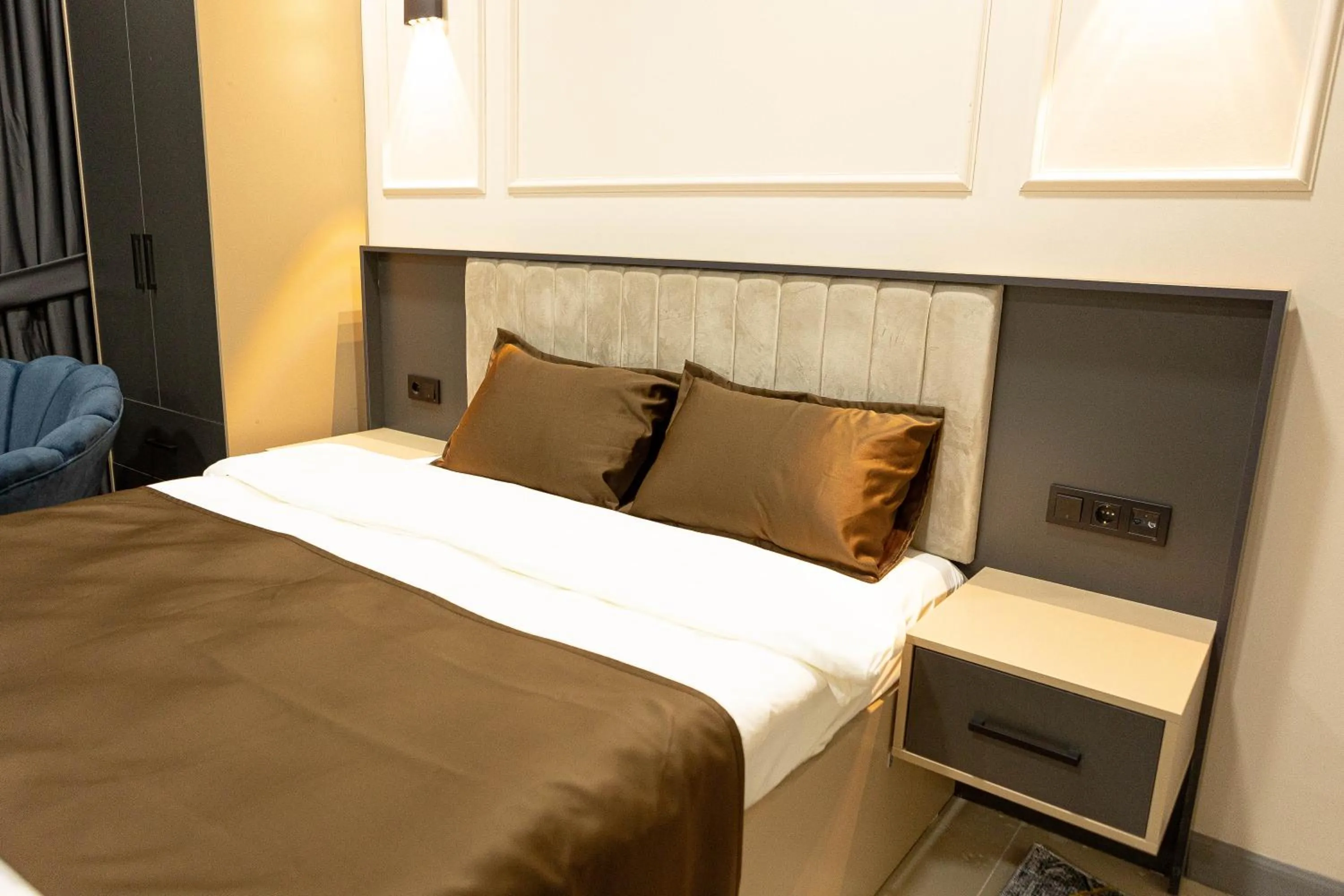 Bed in City Night Suites & Hotels