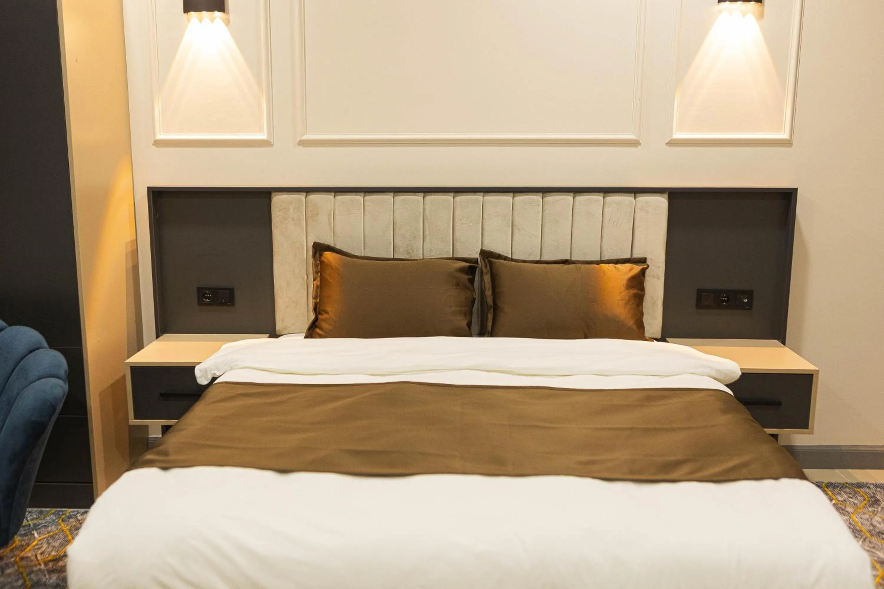 Bed in City Night Suites & Hotels