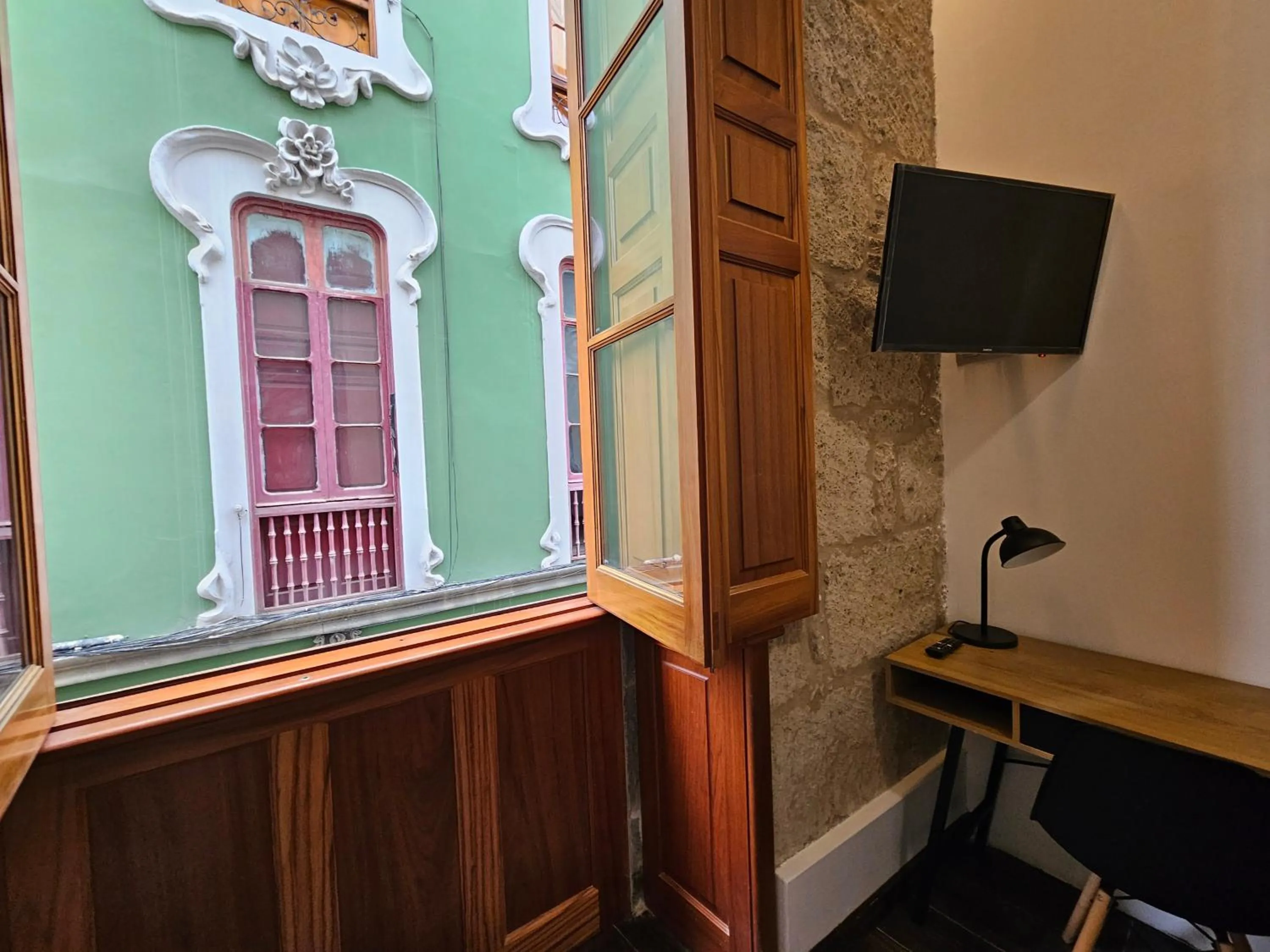 TV and multimedia in Triana Rooms EH