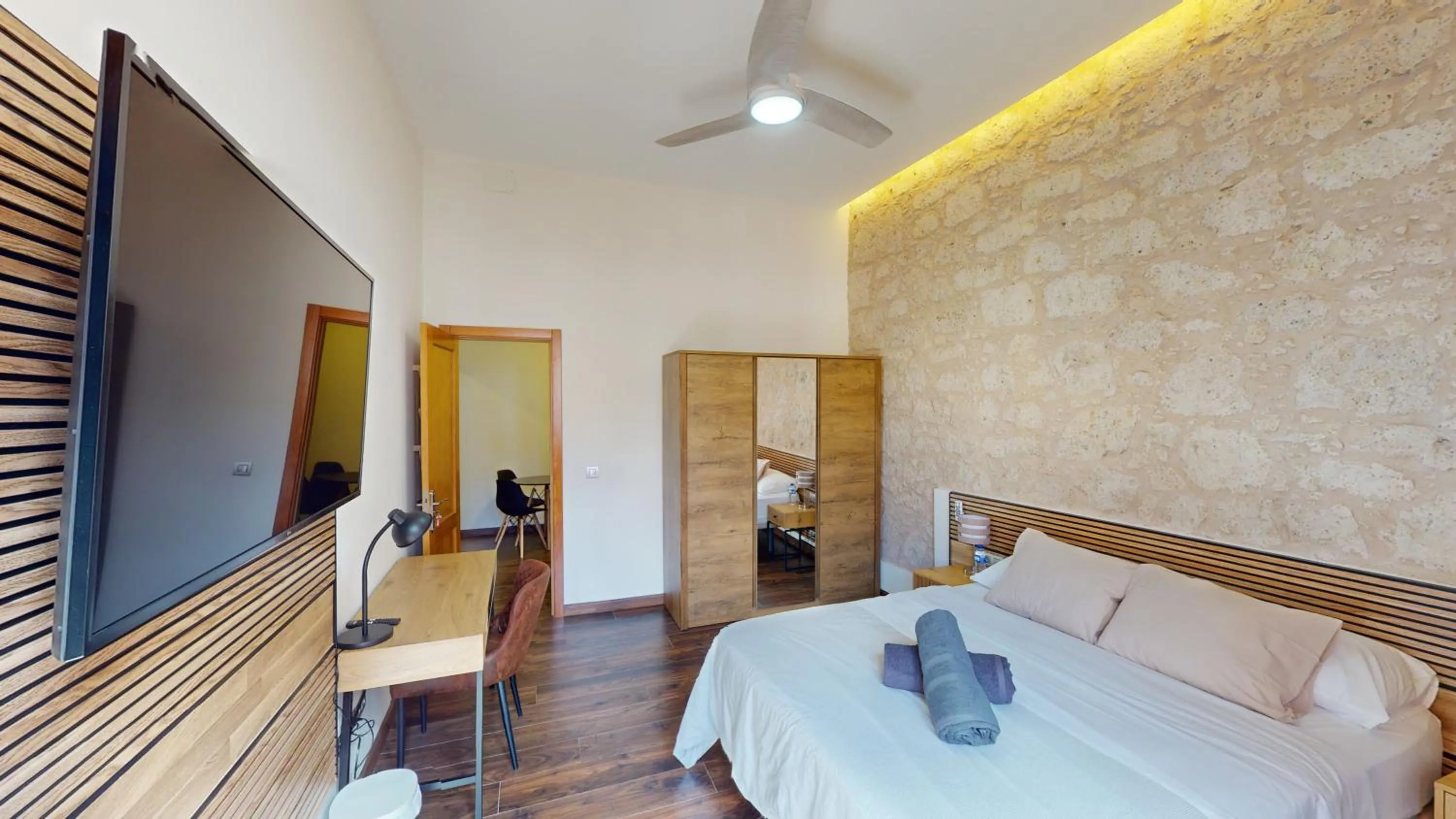 Photo of the whole room, Bed in Triana Rooms EH