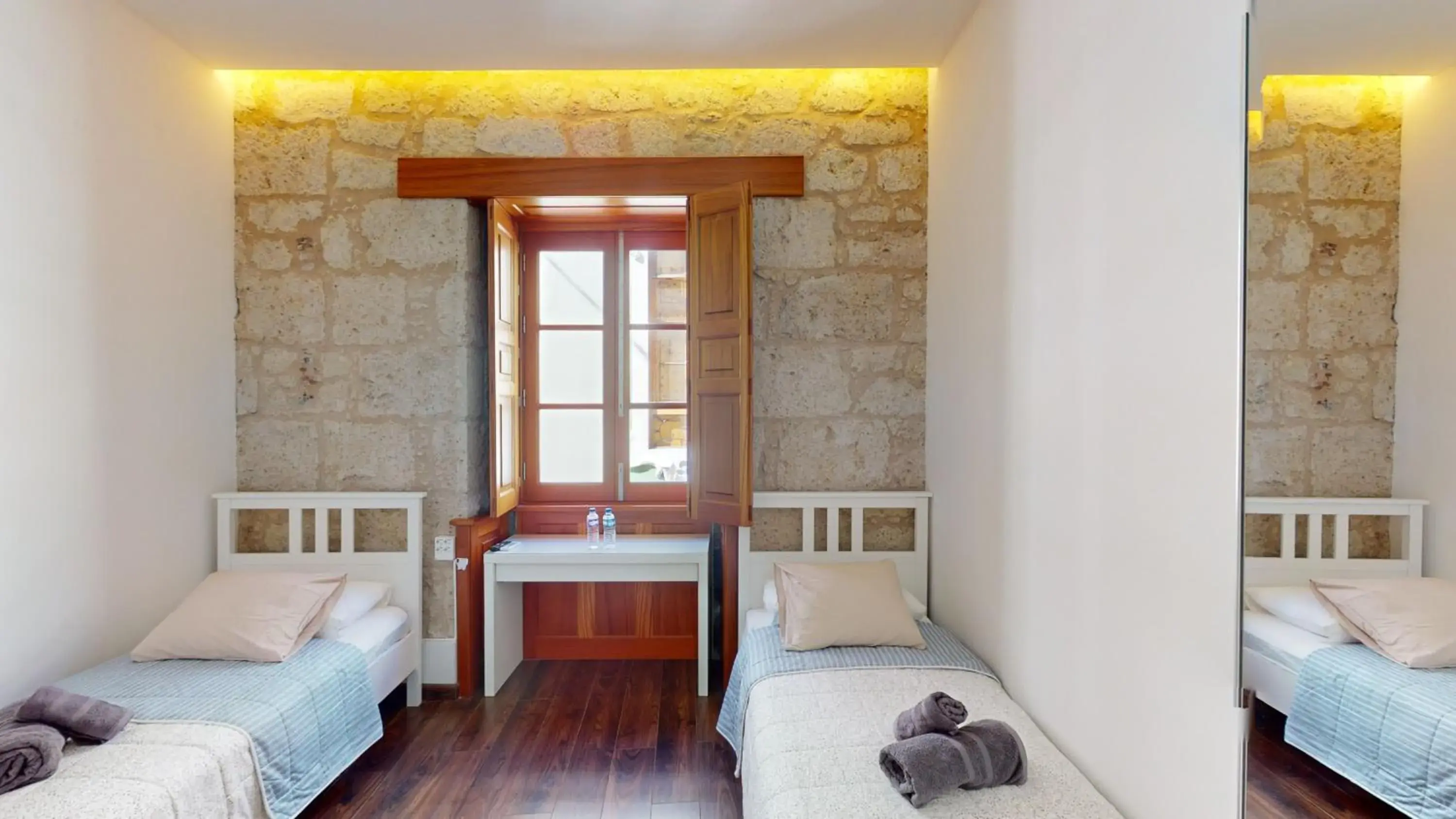 Twin Room with Shared Bathroom - single occupancy in Triana Rooms EH Twin Room with Shared Bathroom - single occupancy in Triana Rooms EH