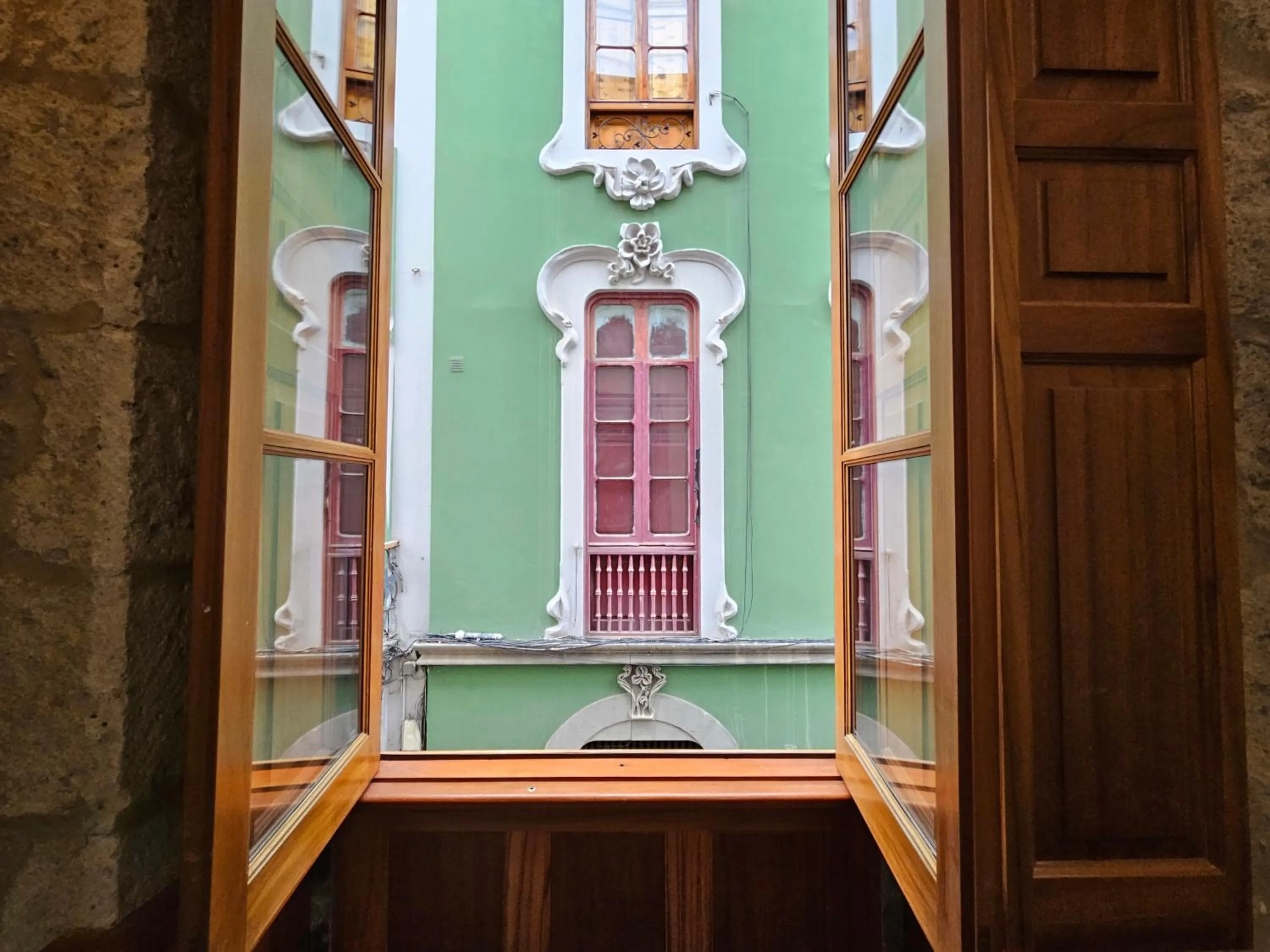 Quiet street view in Triana Rooms EH