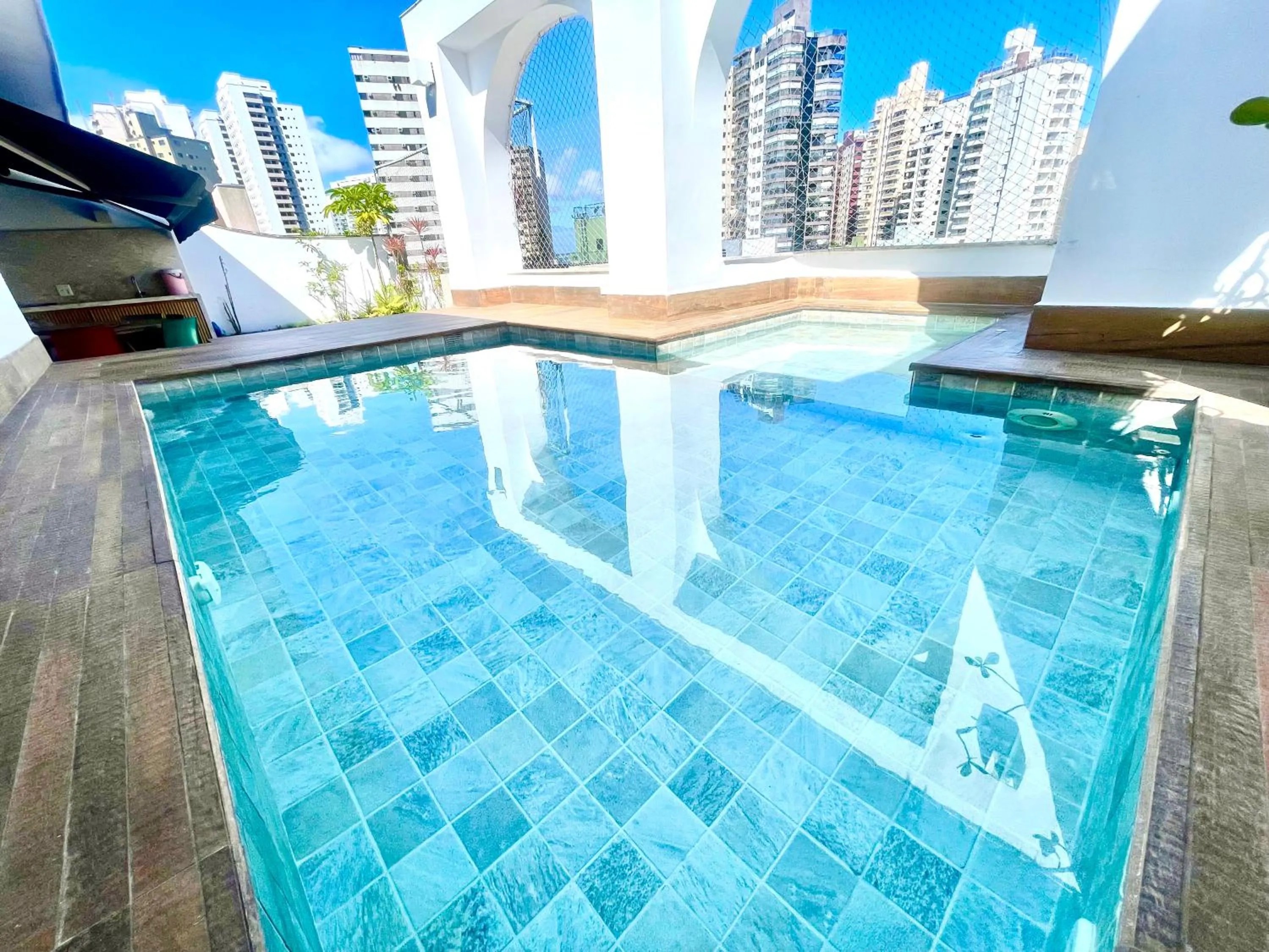 Cobertura com piscina e churrasqueira, 200m da praia, 3 dormitórios para até 6 hóspedes