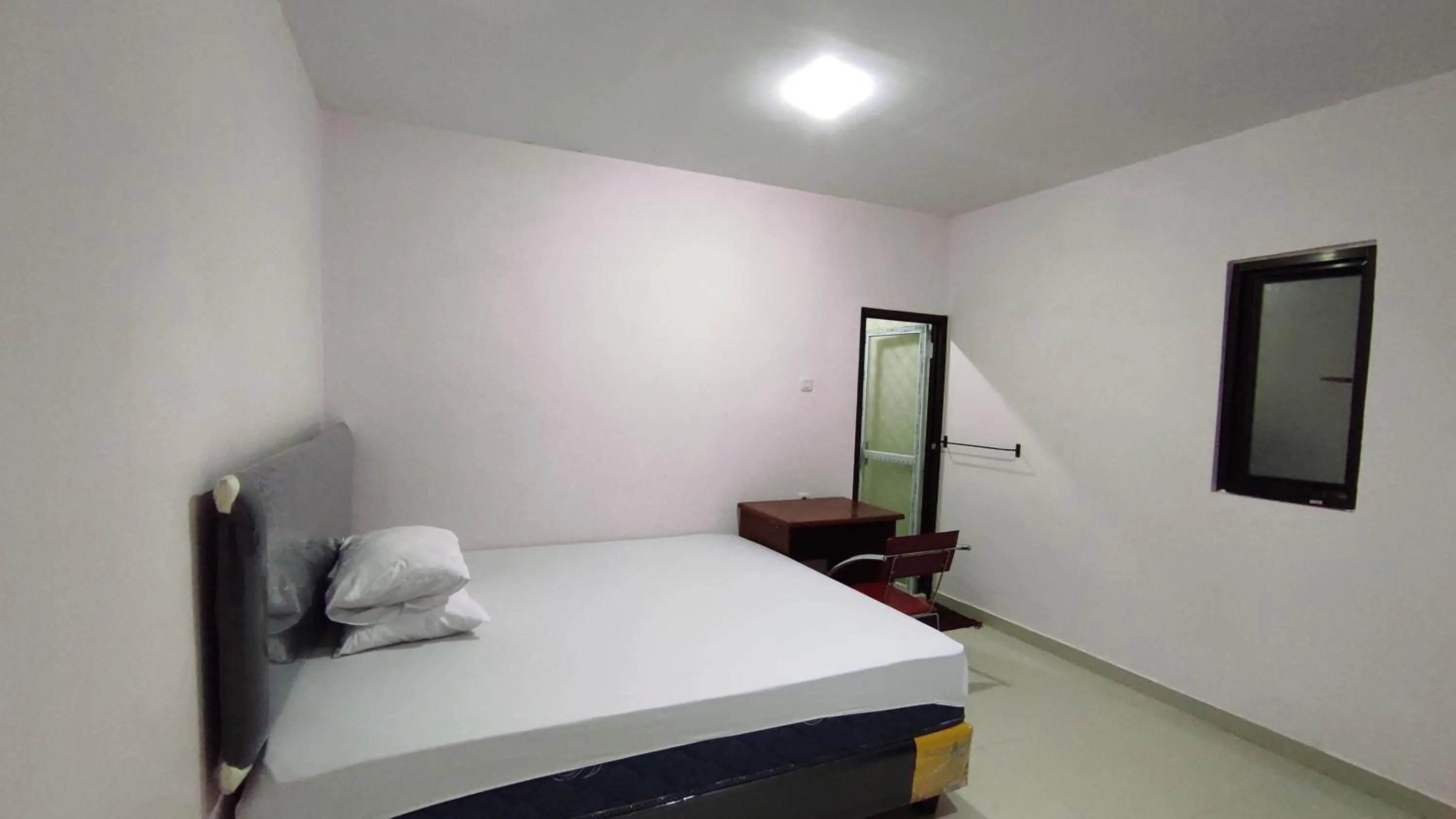 Bedroom, Bed in Hotel O Wisma Syariah Dian Near Pare-pare