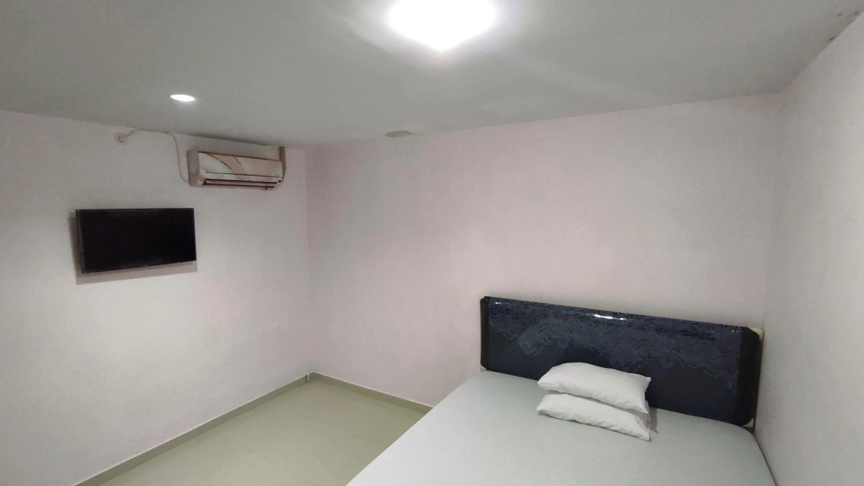 Bedroom, Bed in Hotel O Wisma Syariah Dian Near Pare-pare