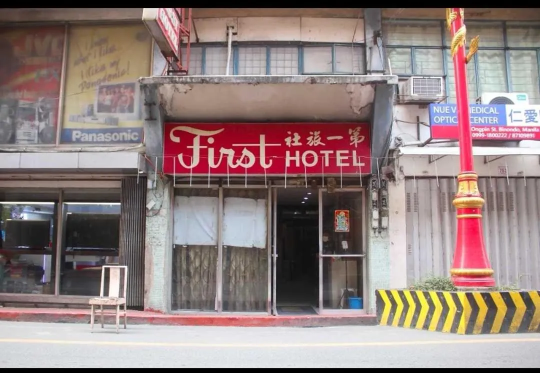Facade/entrance in OYO 1011 First Hotel
