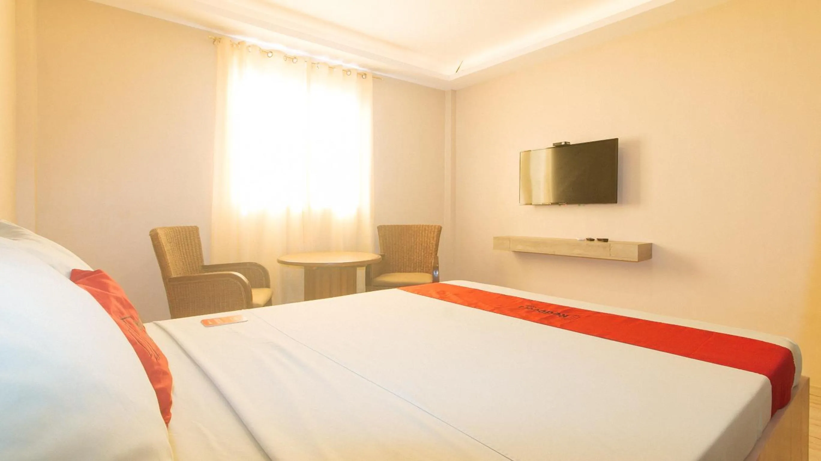 Photo of the whole room, Bed in RedDoorz Plus at Seventy Five Inn Near Manila Airport