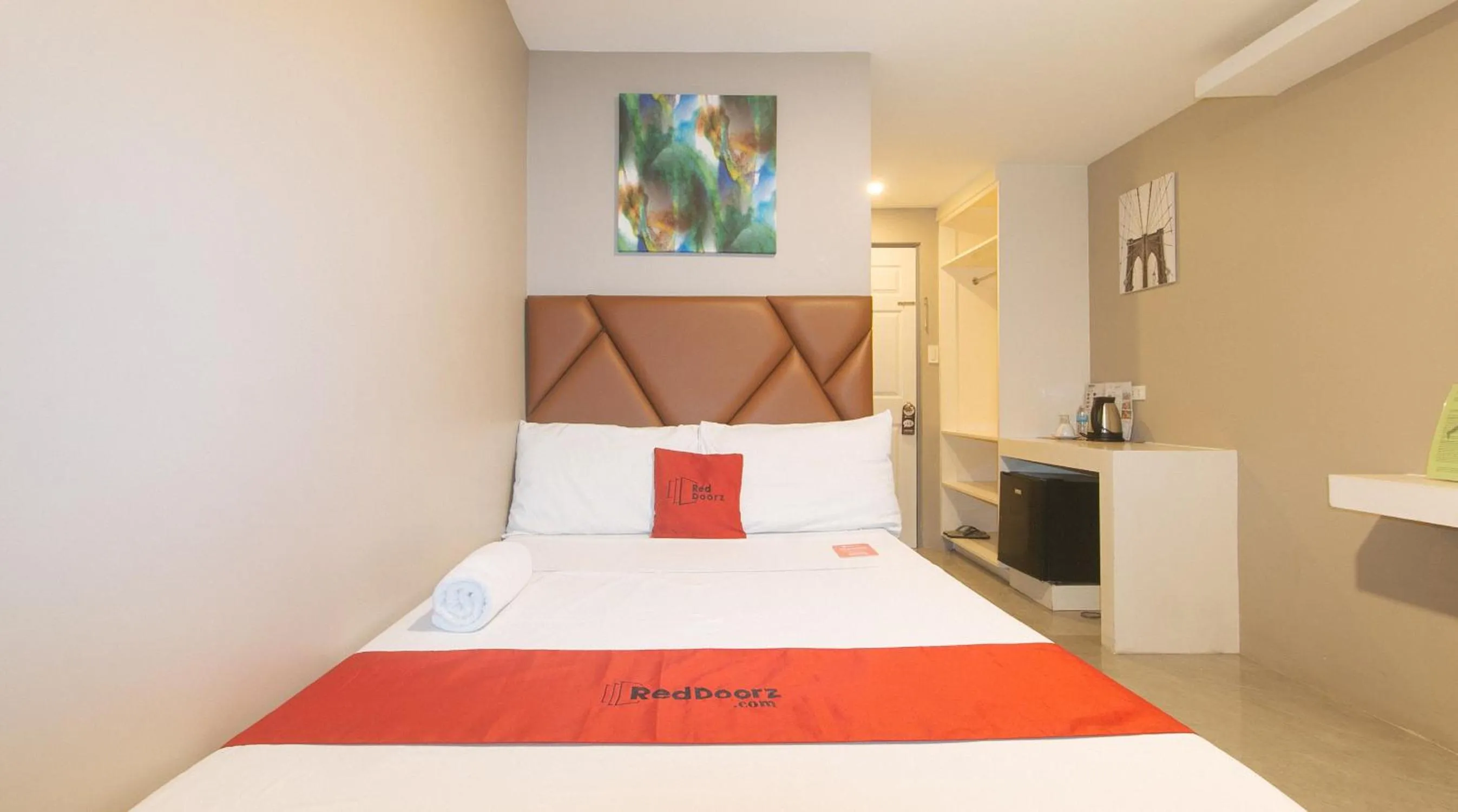 Property building, Bed in RedDoorz Plus at Seventy Five Inn Near Manila Airport